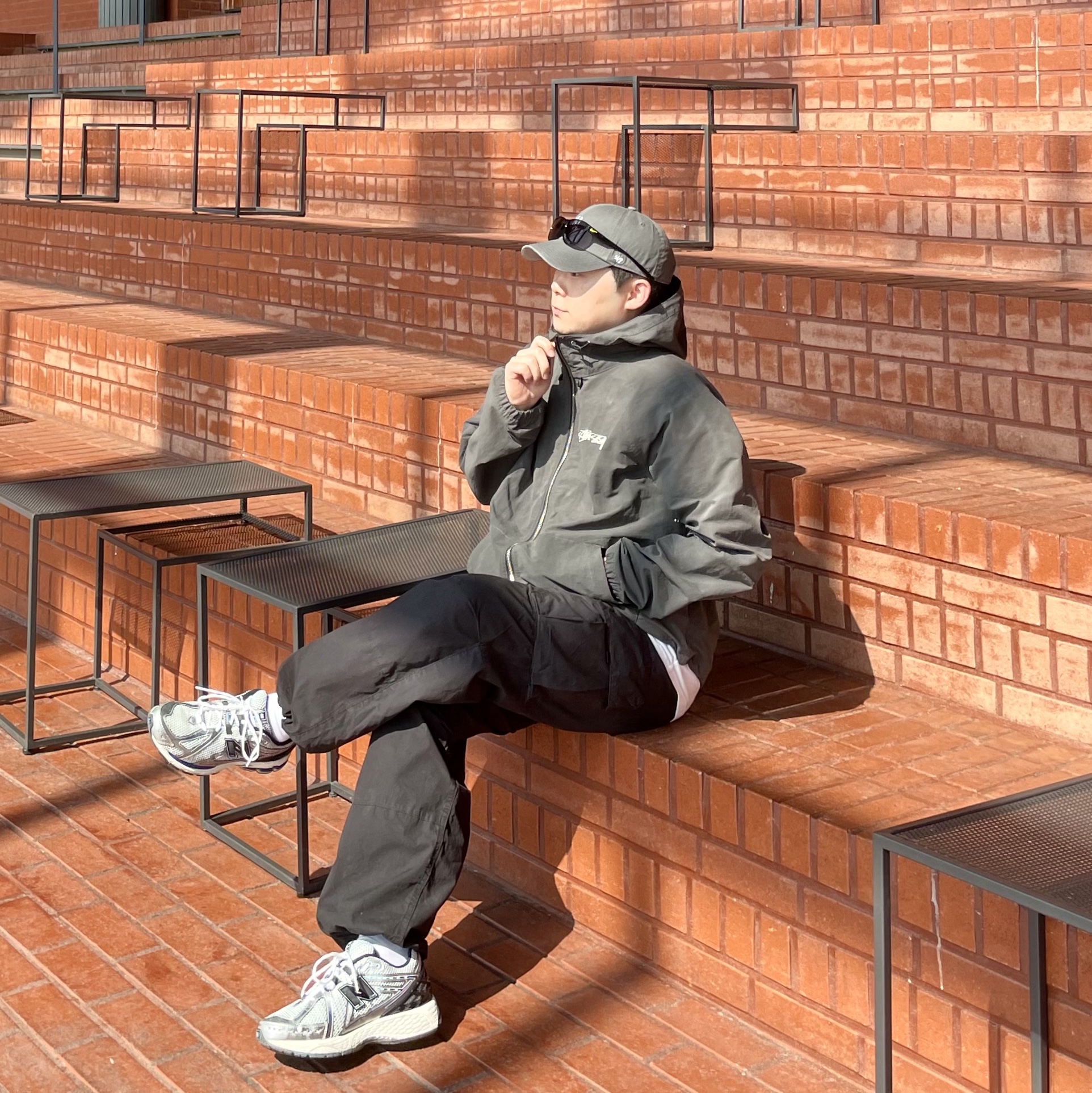 Stussy Wave Dye Beach Shell Jacket Black, New Balance 1906R Silver Metallic 착용 스타일 - 2
