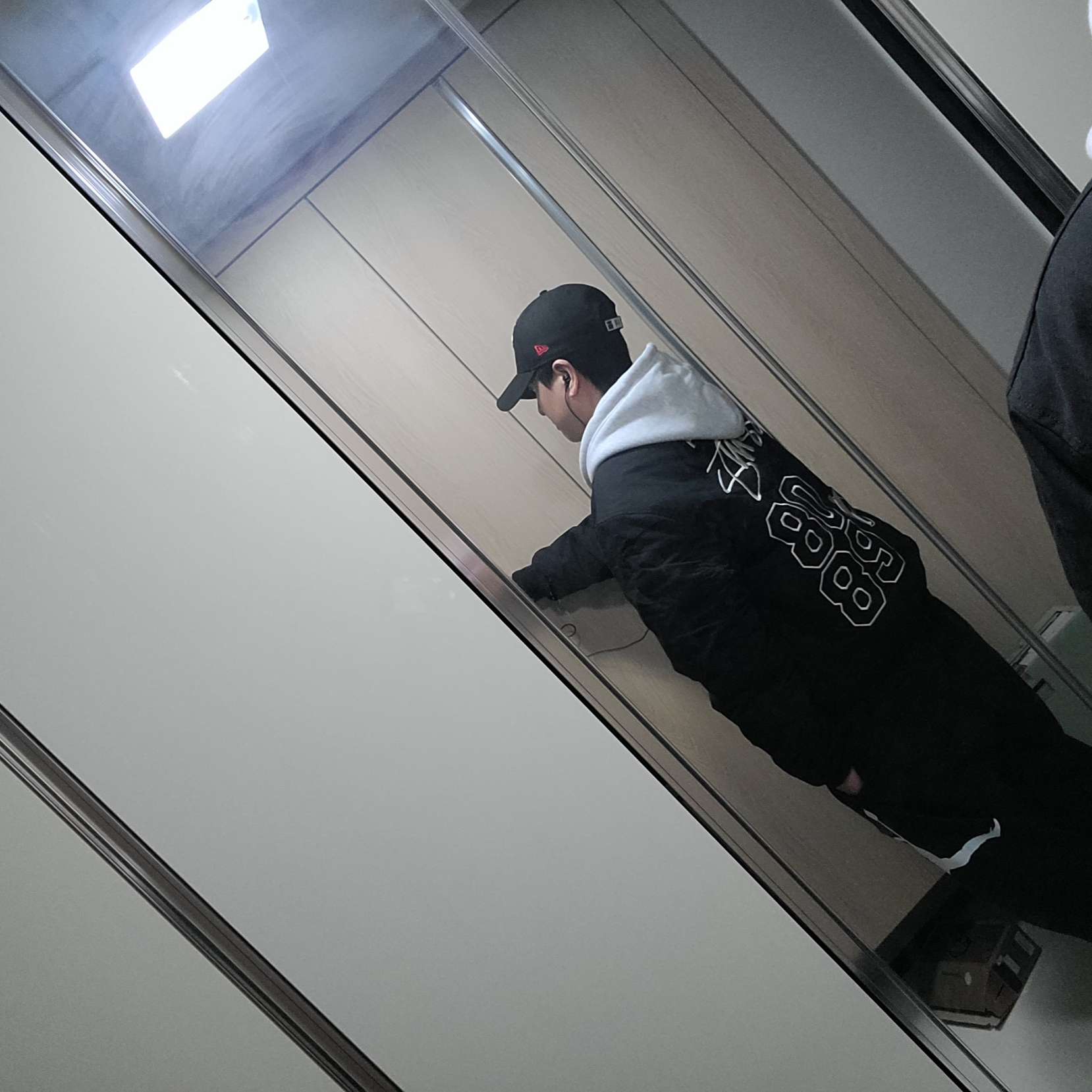 Nike x Stussy Reversible Jacket Black (FJ9153-010) 착용 스타일 - 1