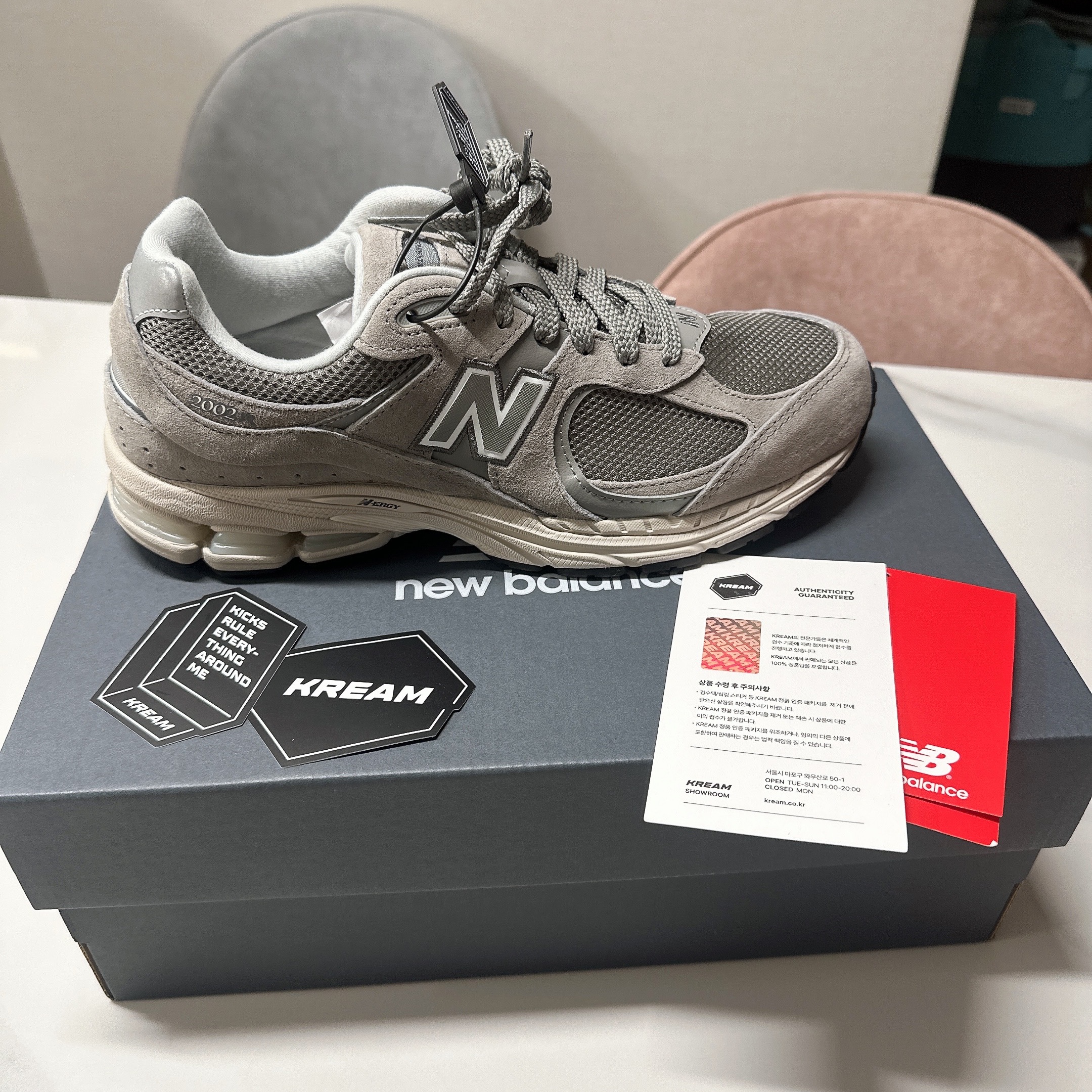 New Balance 2002R Grey 착용 스타일 - 3
