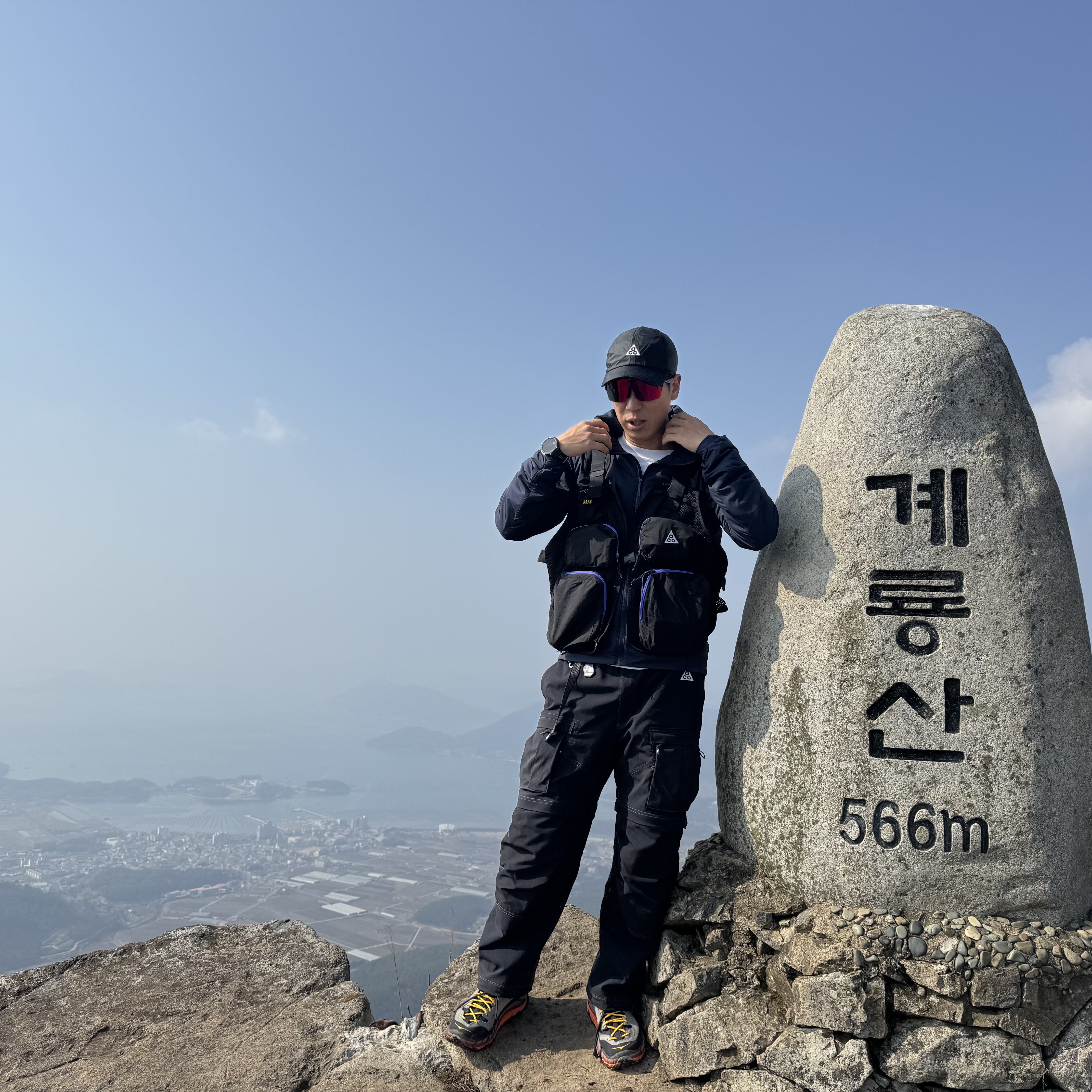 Hoka Tor Ultra High Black Chili Pepper, Nike ACG Smith Summit Cargo Pants Black Summit White - Asia 착용 스타일
