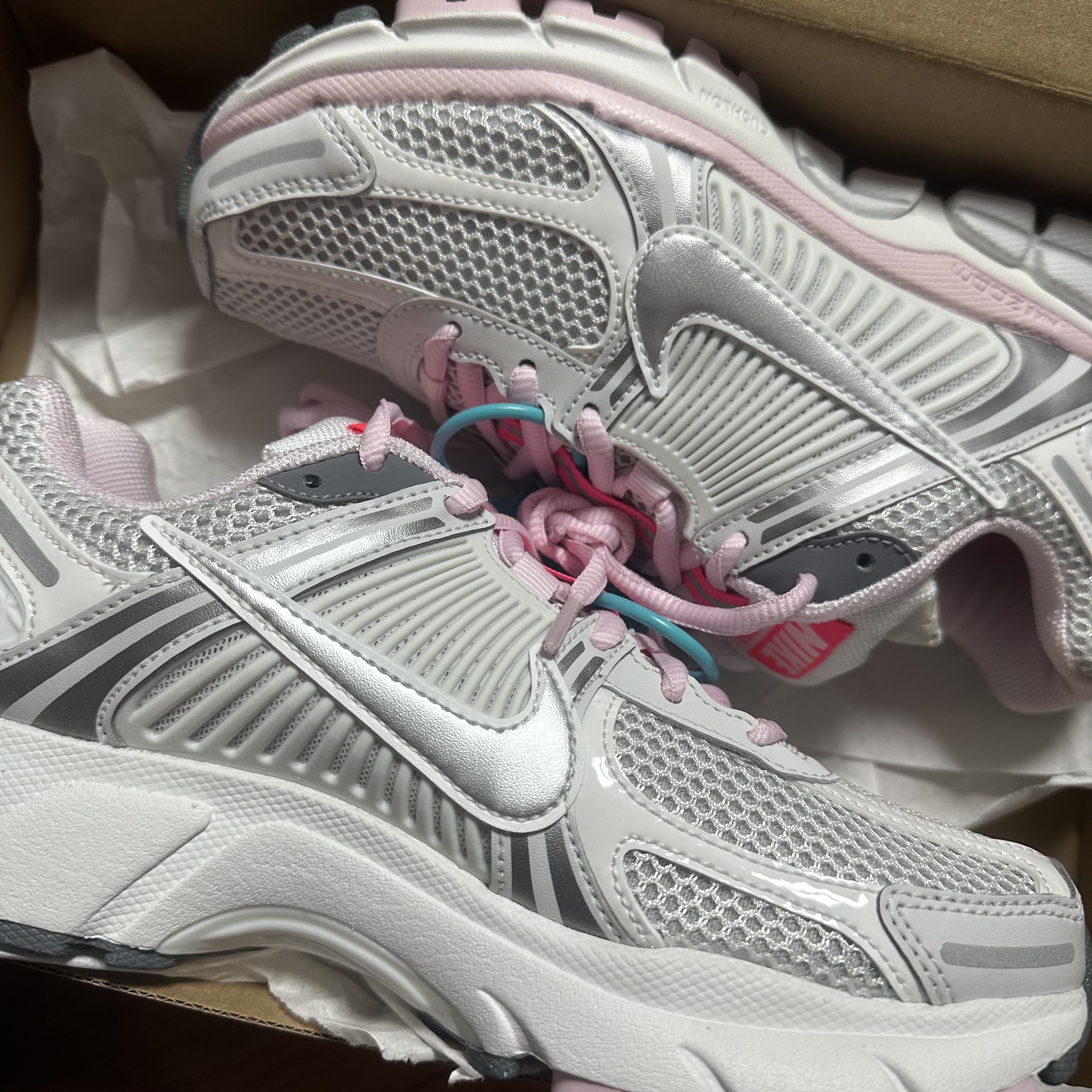 (W) Nike Zoom Vomero 5 Photon Dust Metallic Silver 착용 스타일