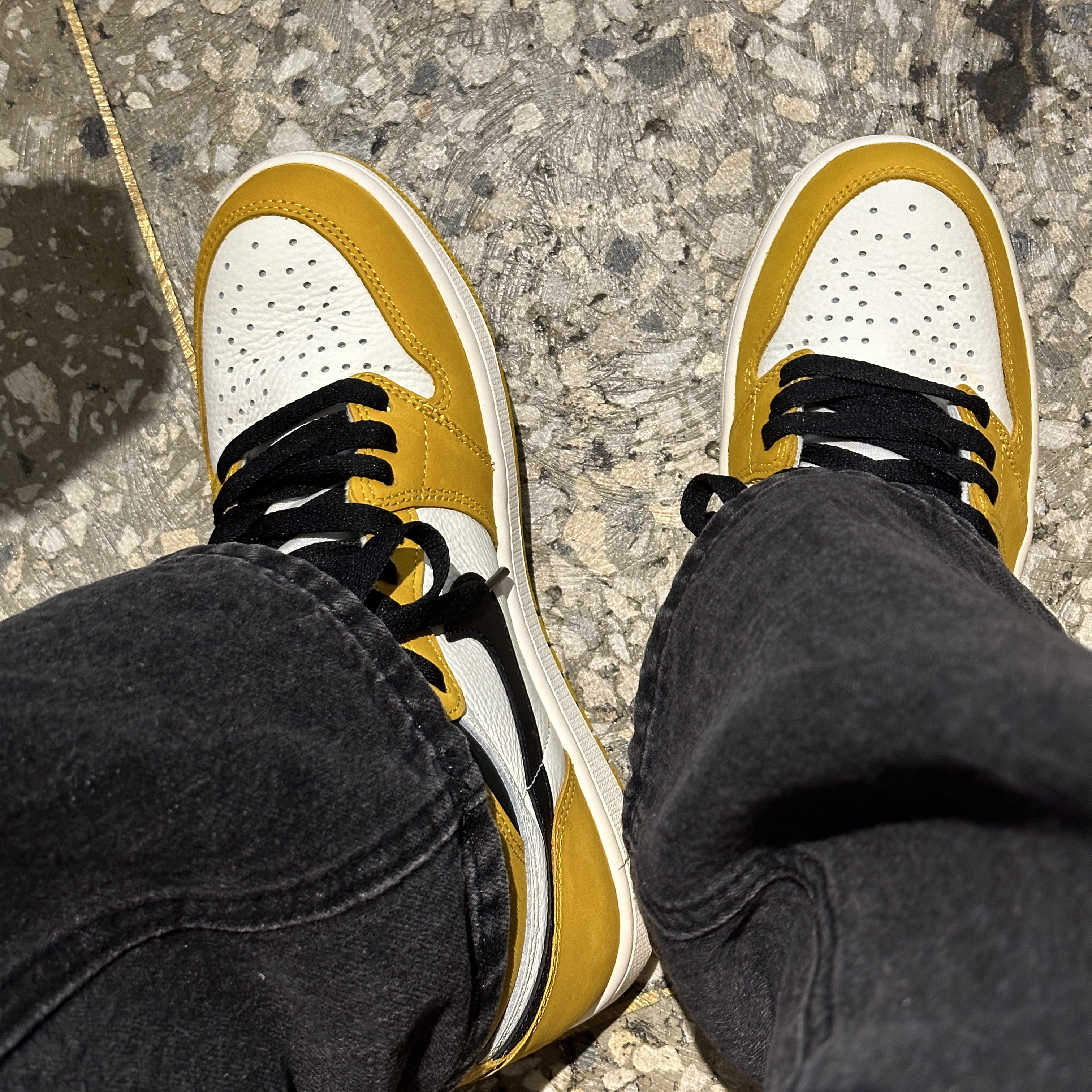 Jordan 1 Retro High OG Yellow Ochre 착용 스타일 - 2