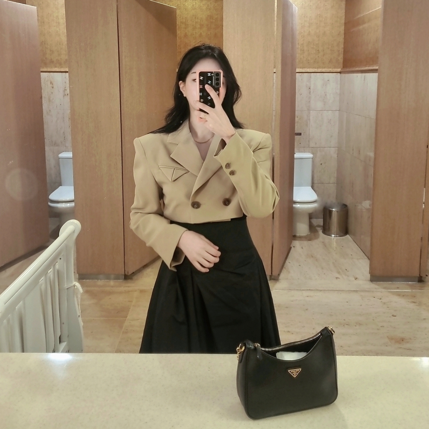 Prada Re-Edition 2005 Saffiano Leather Shoulder Bag Black 착용 스타일