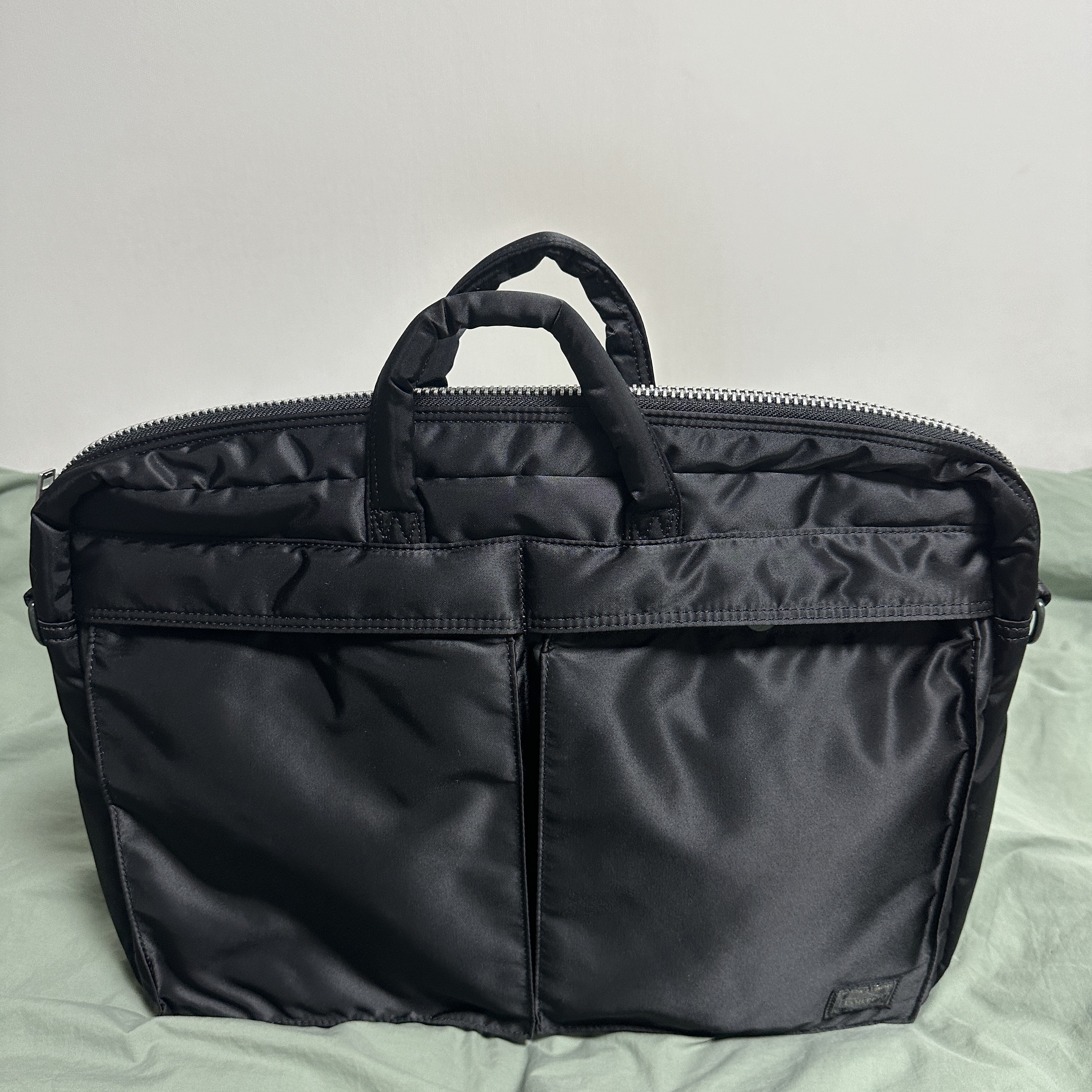 Porter Tanker 2Way Briefcase Black 착용 스타일
