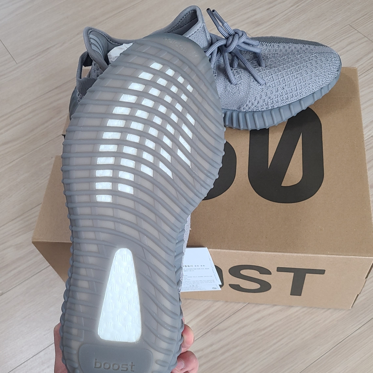 Adidas Yeezy Boost 350 V2 Steel Grey 착용 스타일 - 6