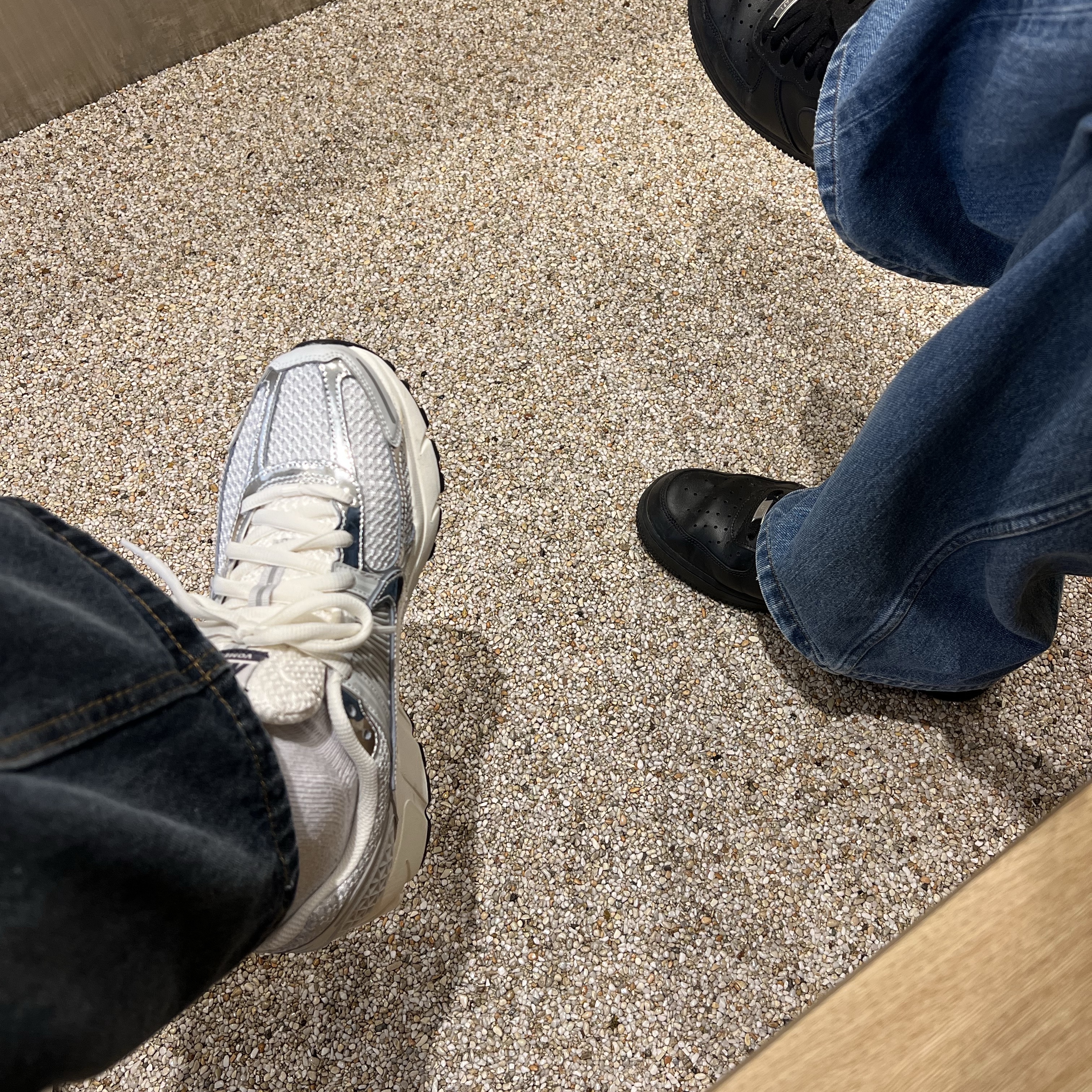 (W) Nike Zoom Vomero 5 Photon Dust and Metallic Silver 착용 스타일