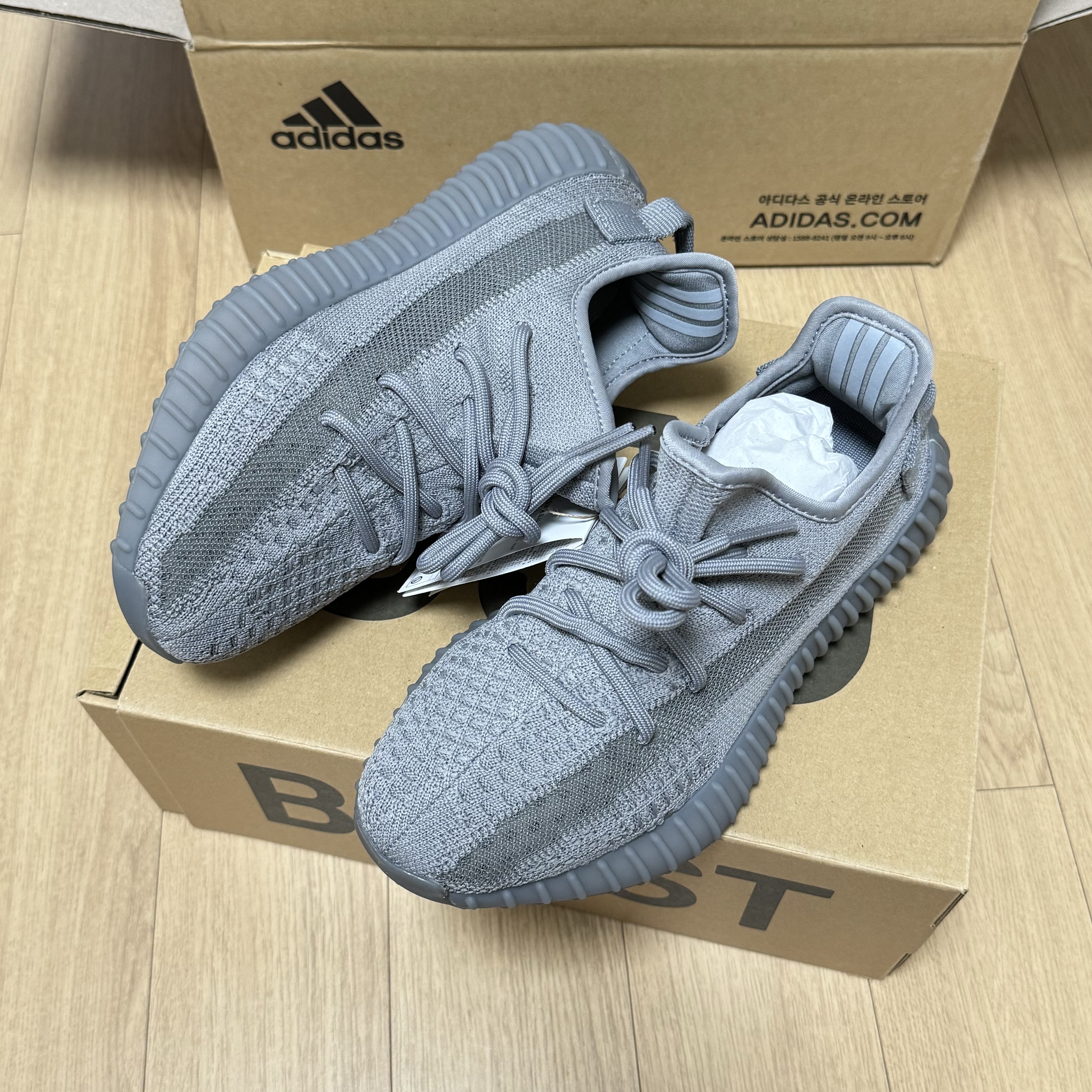 Adidas Yeezy Boost 350 V2 Steel Grey 착용 스타일