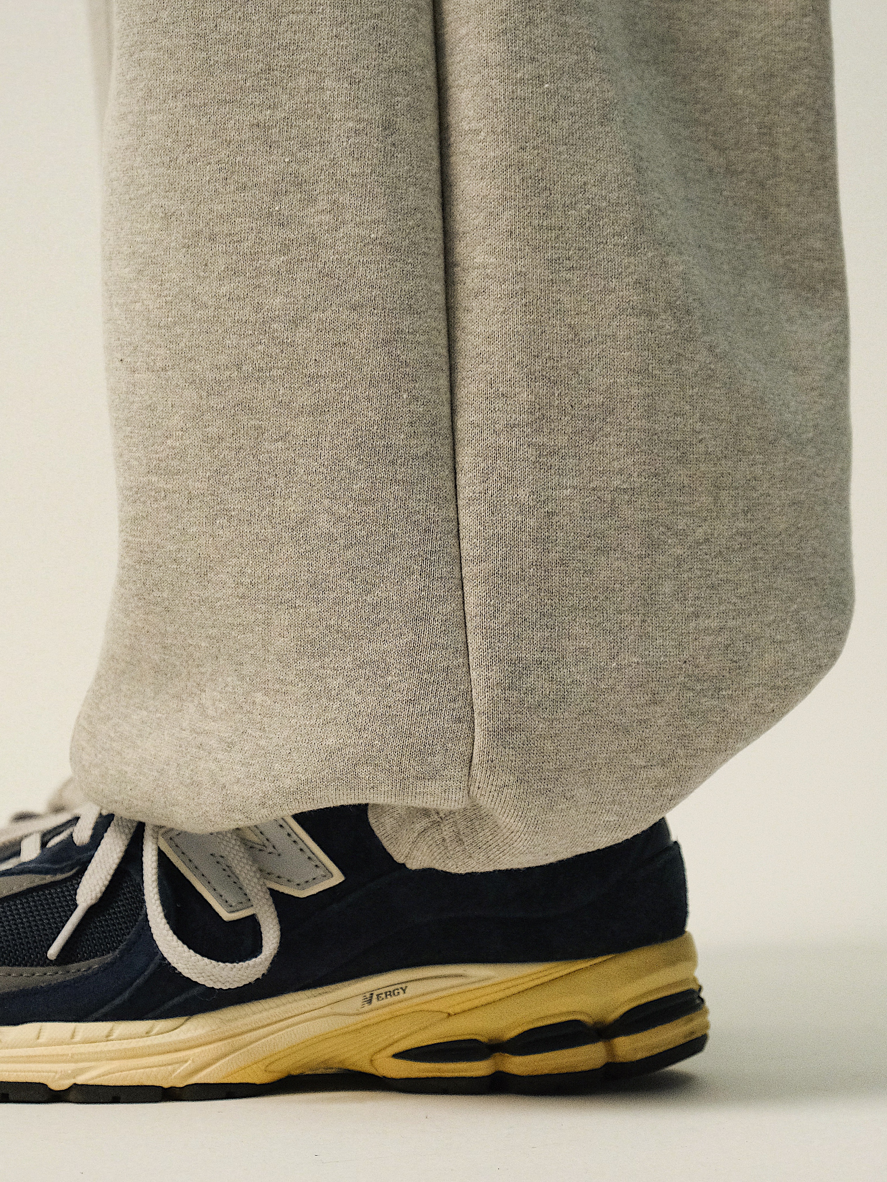 New Balance 2002R Eclipse Castlerock 착용 스타일 - 1