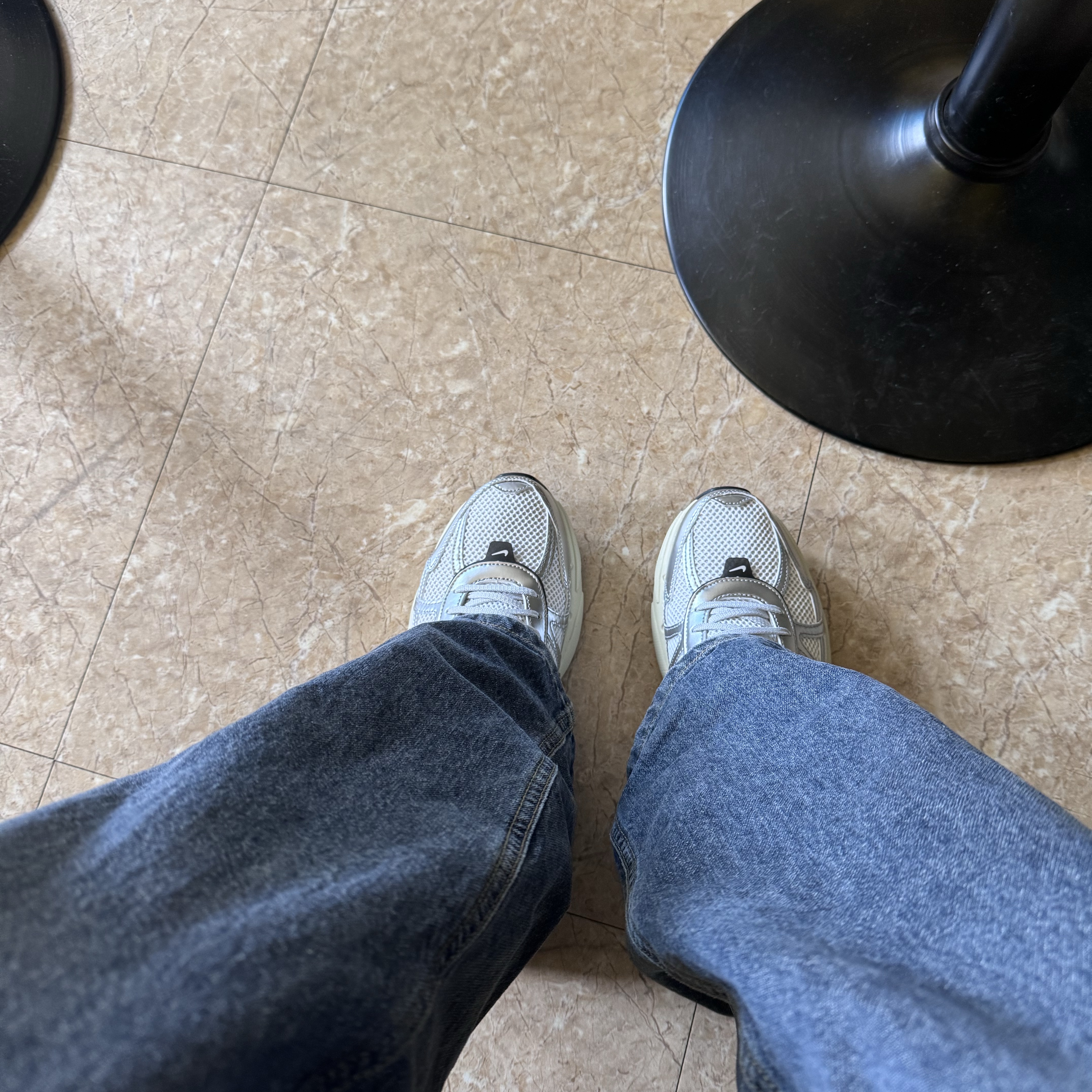 Nike V2K Run Summit White Metallic Silver 착용 스타일