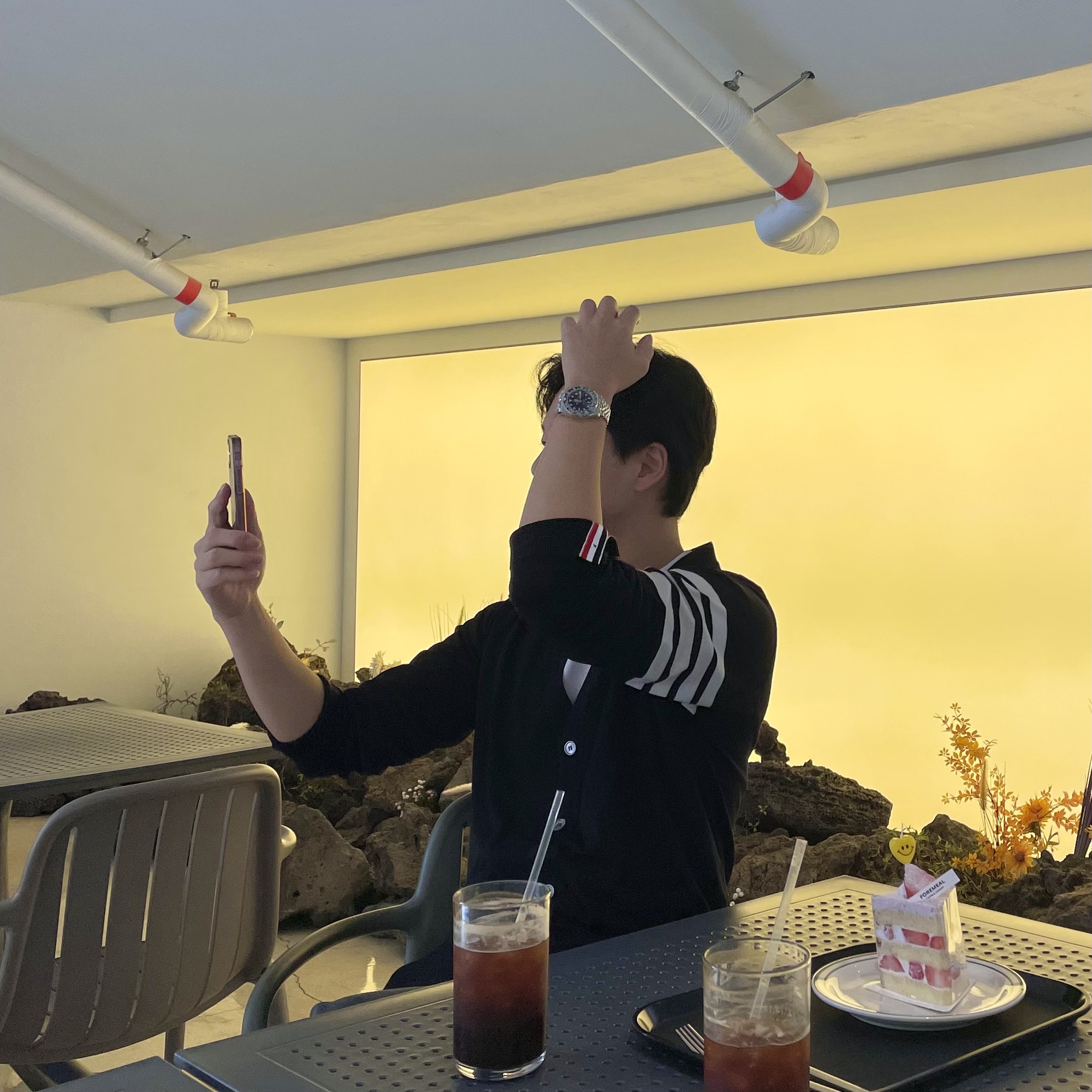 Thom Browne Sustainable Fine Merino Wool 4-Bar Classic Cardigan Navy, Thom Browne Sustainable Fine Merino Wool 4-Bar Classic Cardigan Dark Grey 착용 스타일 - 2