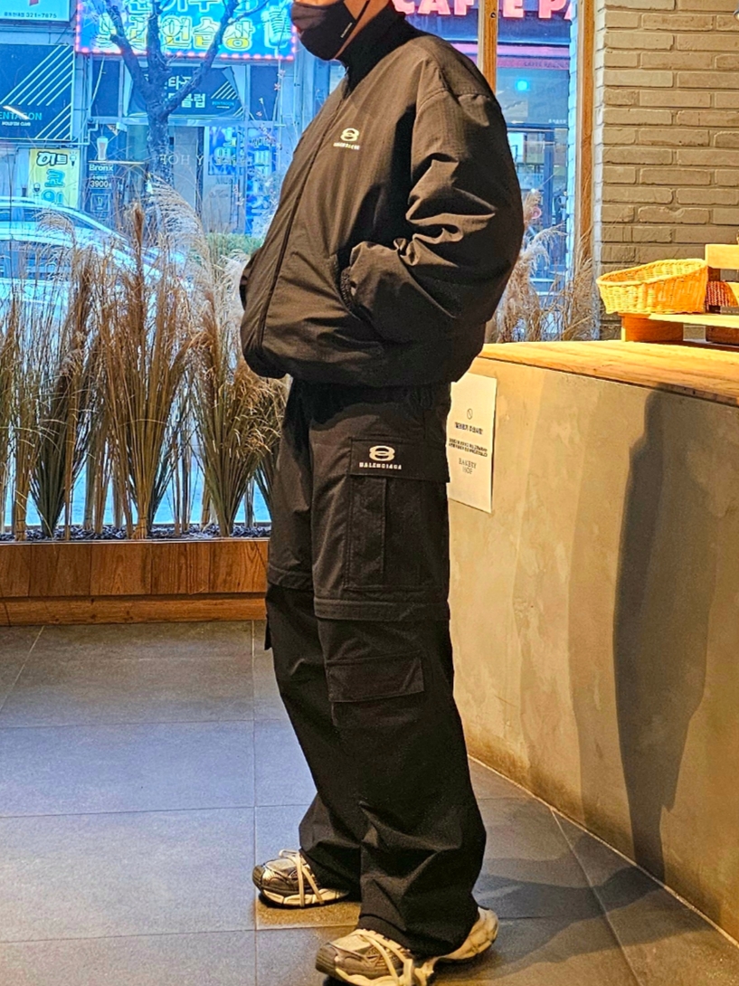Balenciaga Unity Sports Icon Cargo Pants Black, Balenciaga Unity Sports Icon Cocoon Kick Windbreaker in Black 착용 스타일 - 3