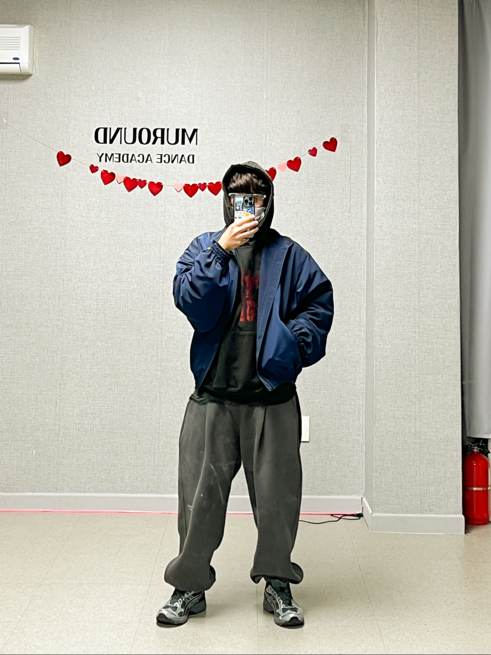 Undermycar Maigan Padded Shoulder Zip-Up Blouson India Ink - 23FW, Undermycar Mu.03 Anti Fxxking Logo Play Oversized Sweat Jogger Olive 착용 스타일