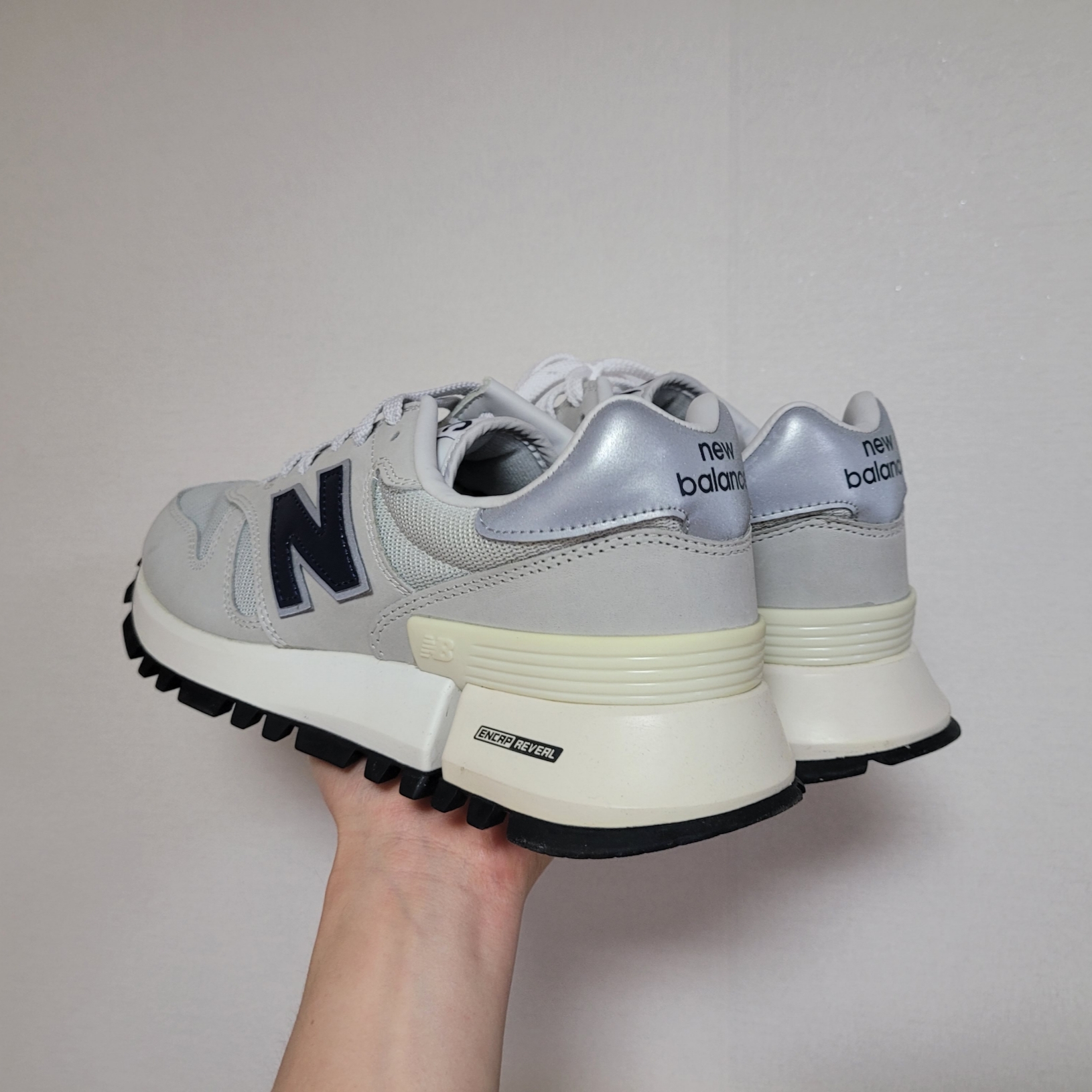 New Balance x Tokyo Design Studio R_C 1300 Summer Fog 착용 스타일 - 3