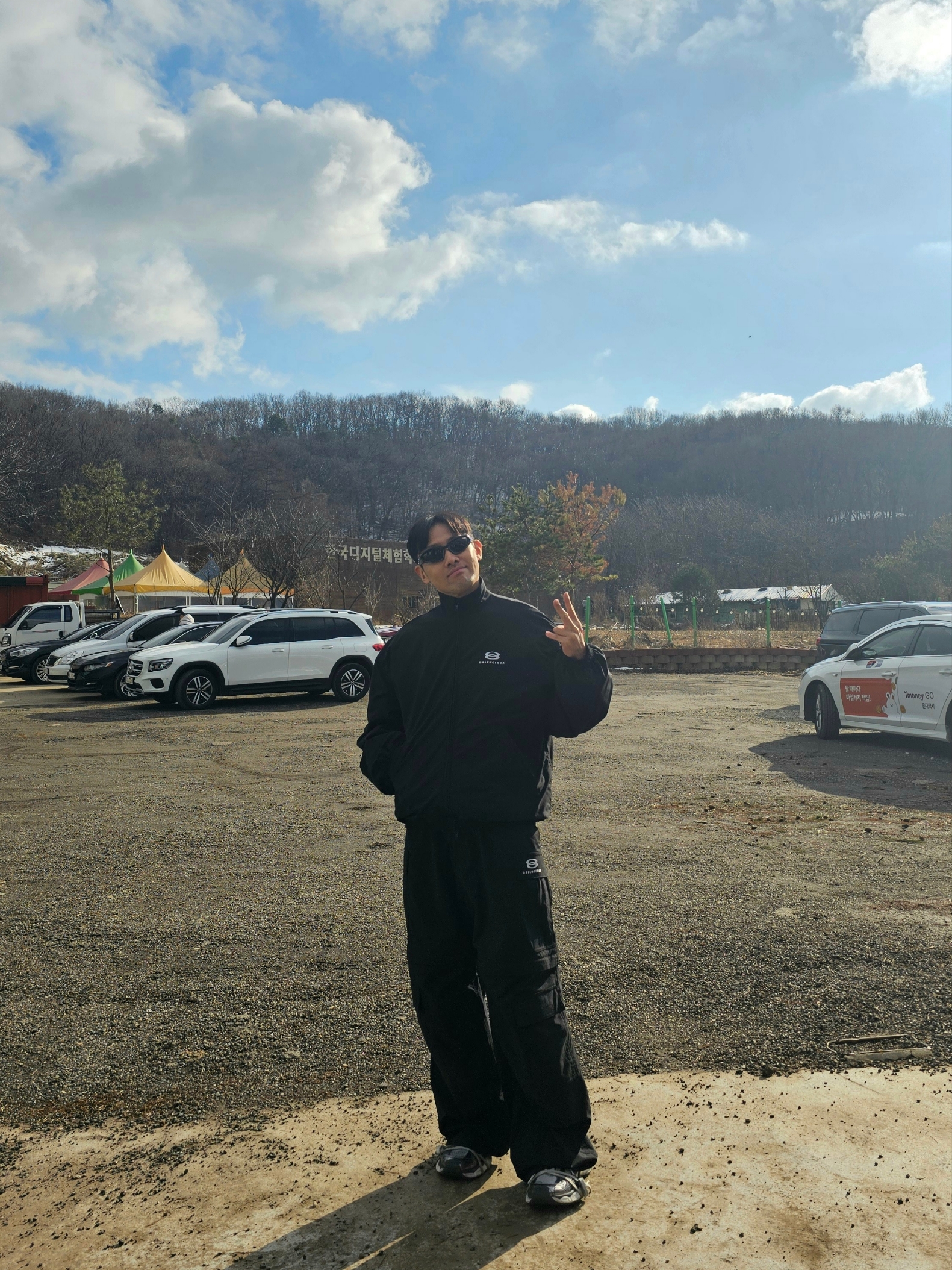 Balenciaga Unity Sports Icon Cargo Pants Black, Balenciaga Unity Sports Icon Cocoon Kick Windbreaker in Black 착용 스타일 - 1