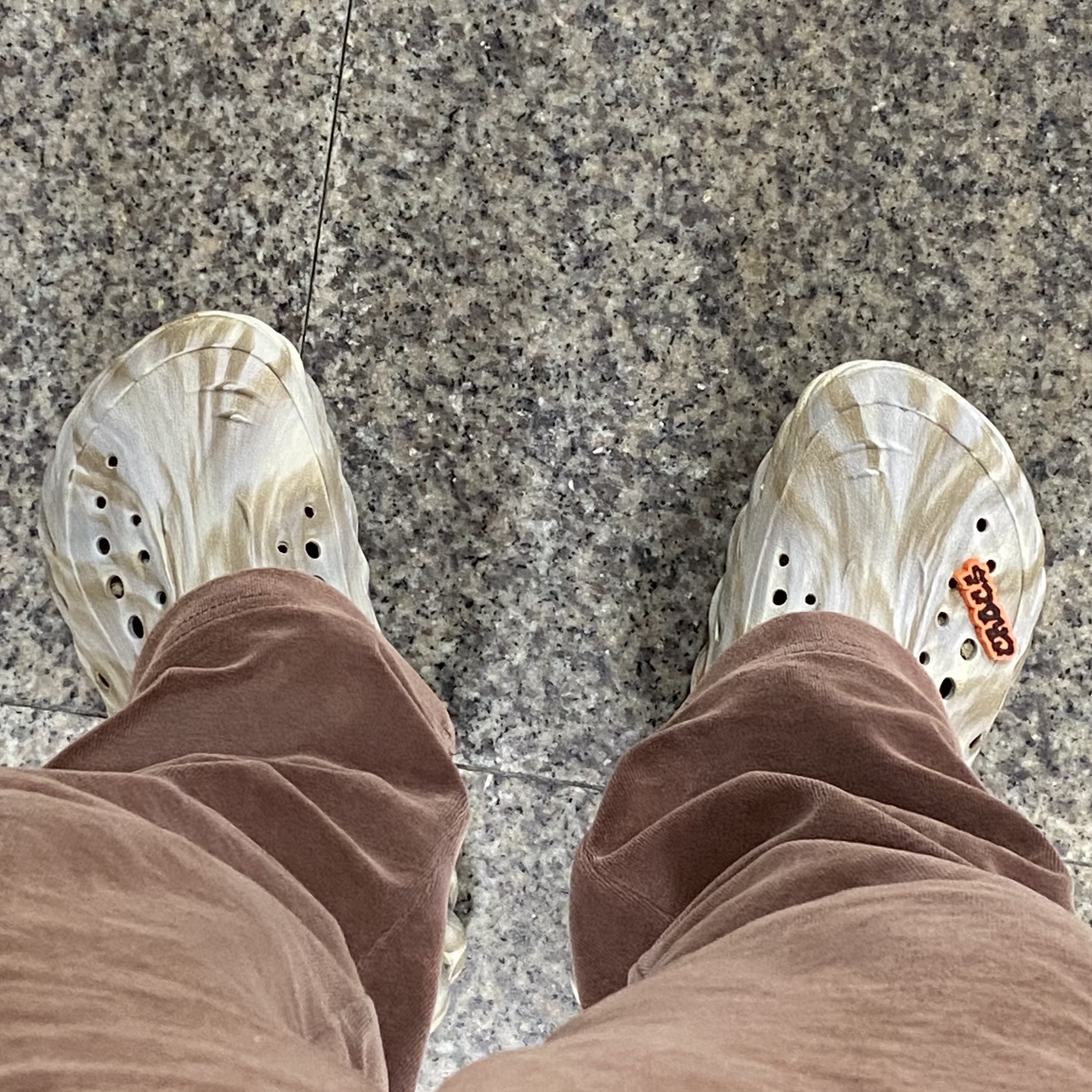 Crocs Echo Marbled Clog Bone Multi, The Museum Visitor x Jon Burgerman Pinky Winky & Charlie Ball Cap Black 착용 스타일 - 4