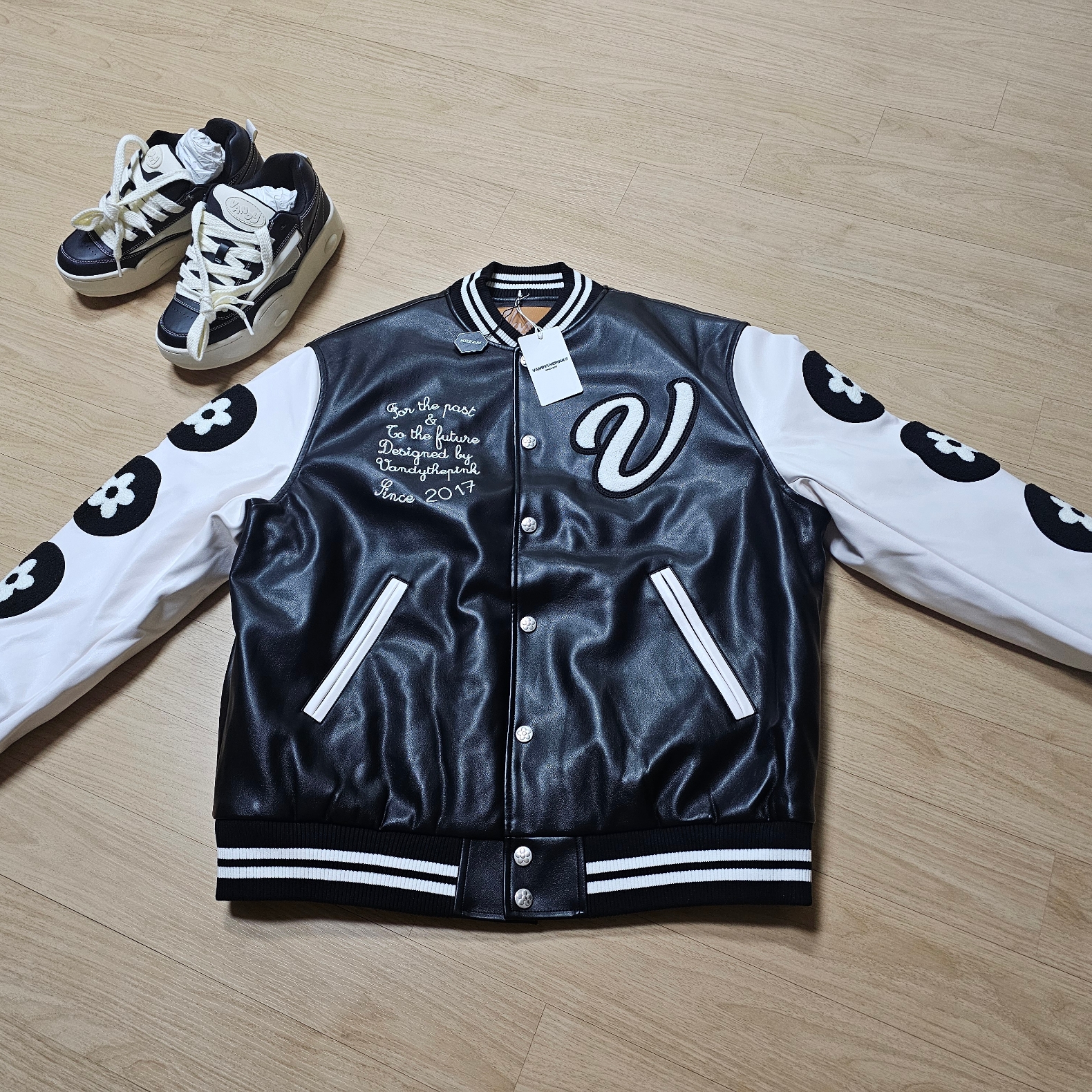 Vandy The Pink Won & Only Varsity Jacket 착용 스타일 - 1