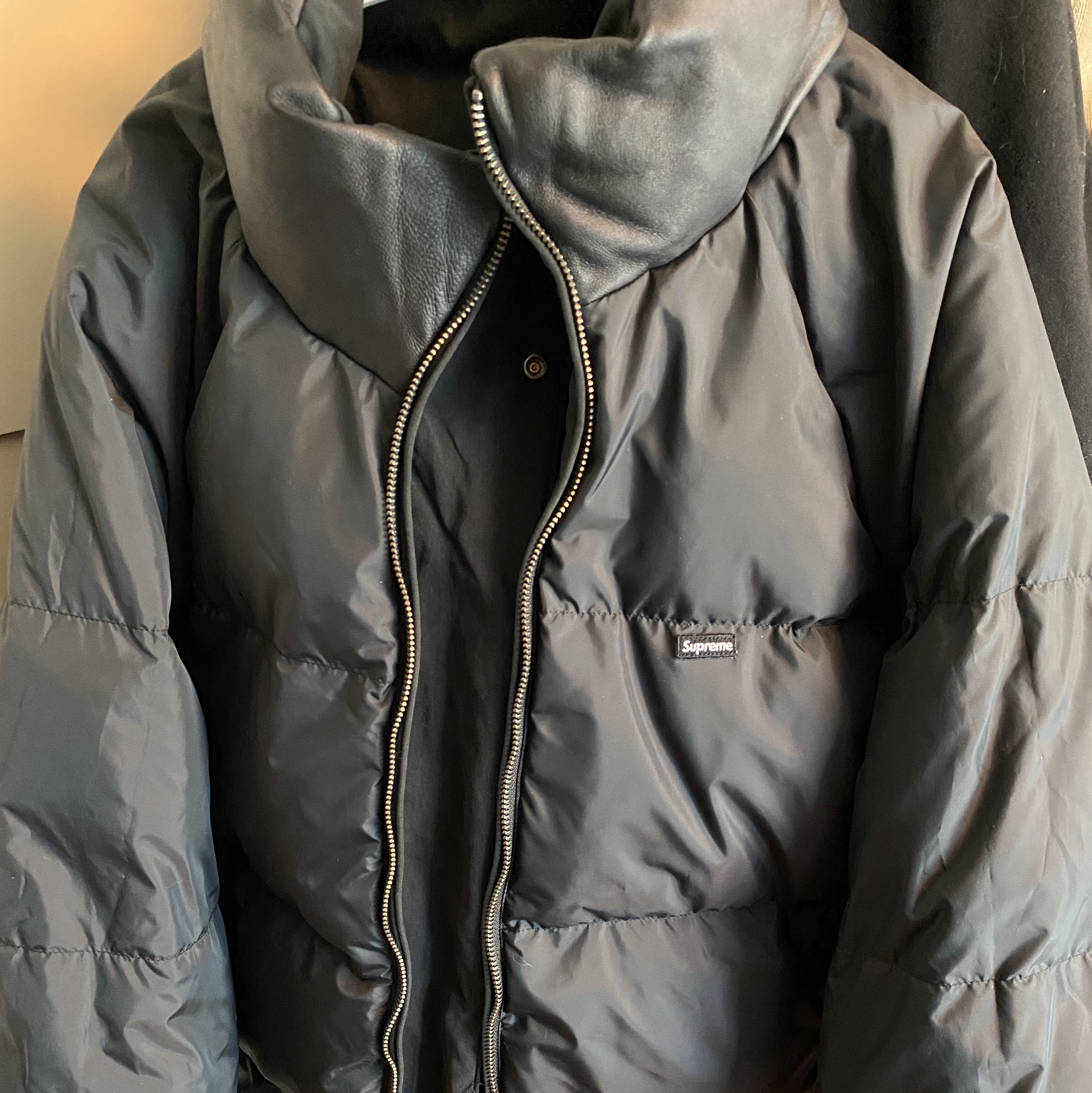 Supreme Reversible Down Puffer Jacket Black - 24SS 착용 스타일 - 3