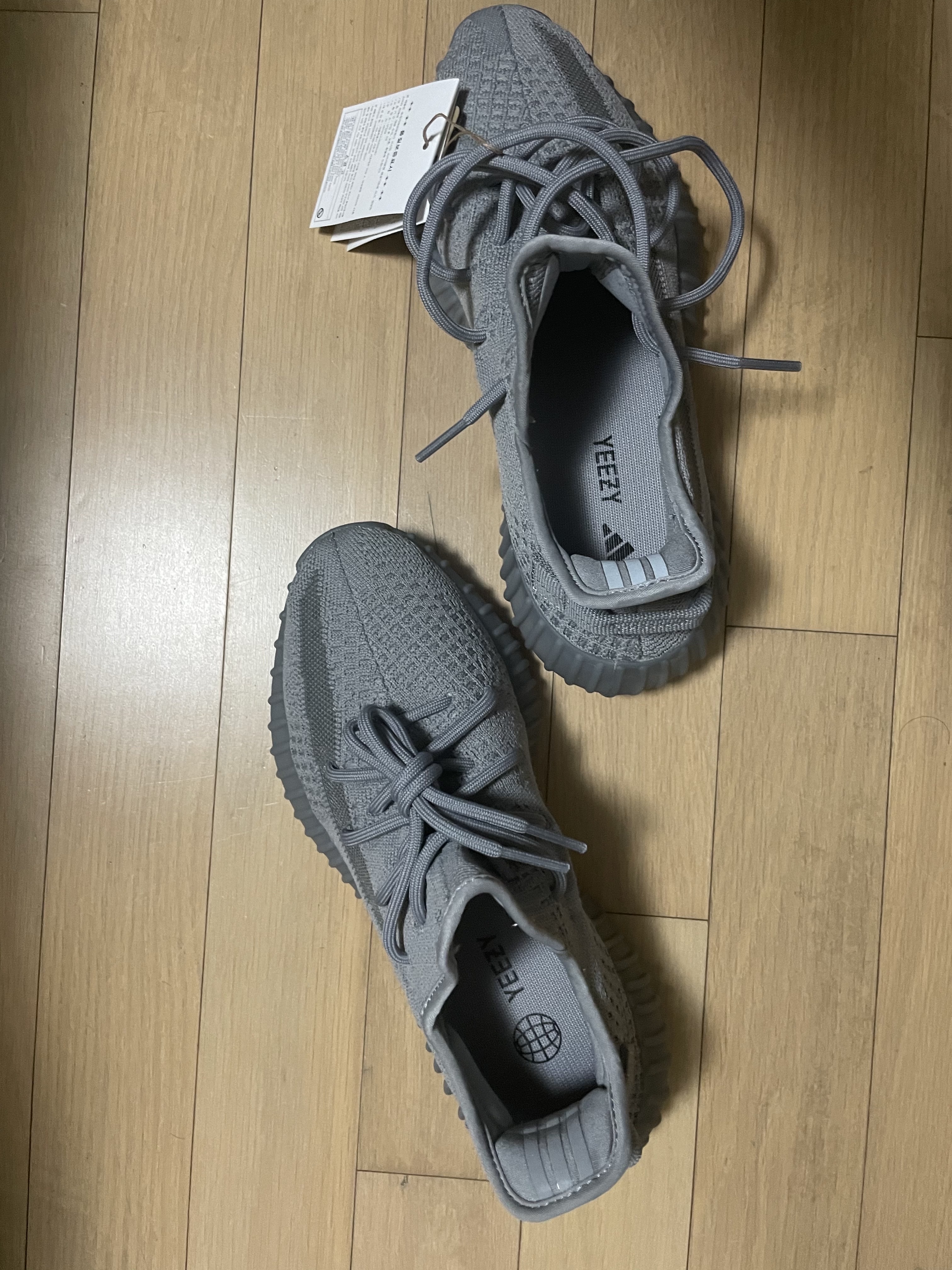 Adidas Yeezy Boost 350 V2 Steel Grey 착용 스타일