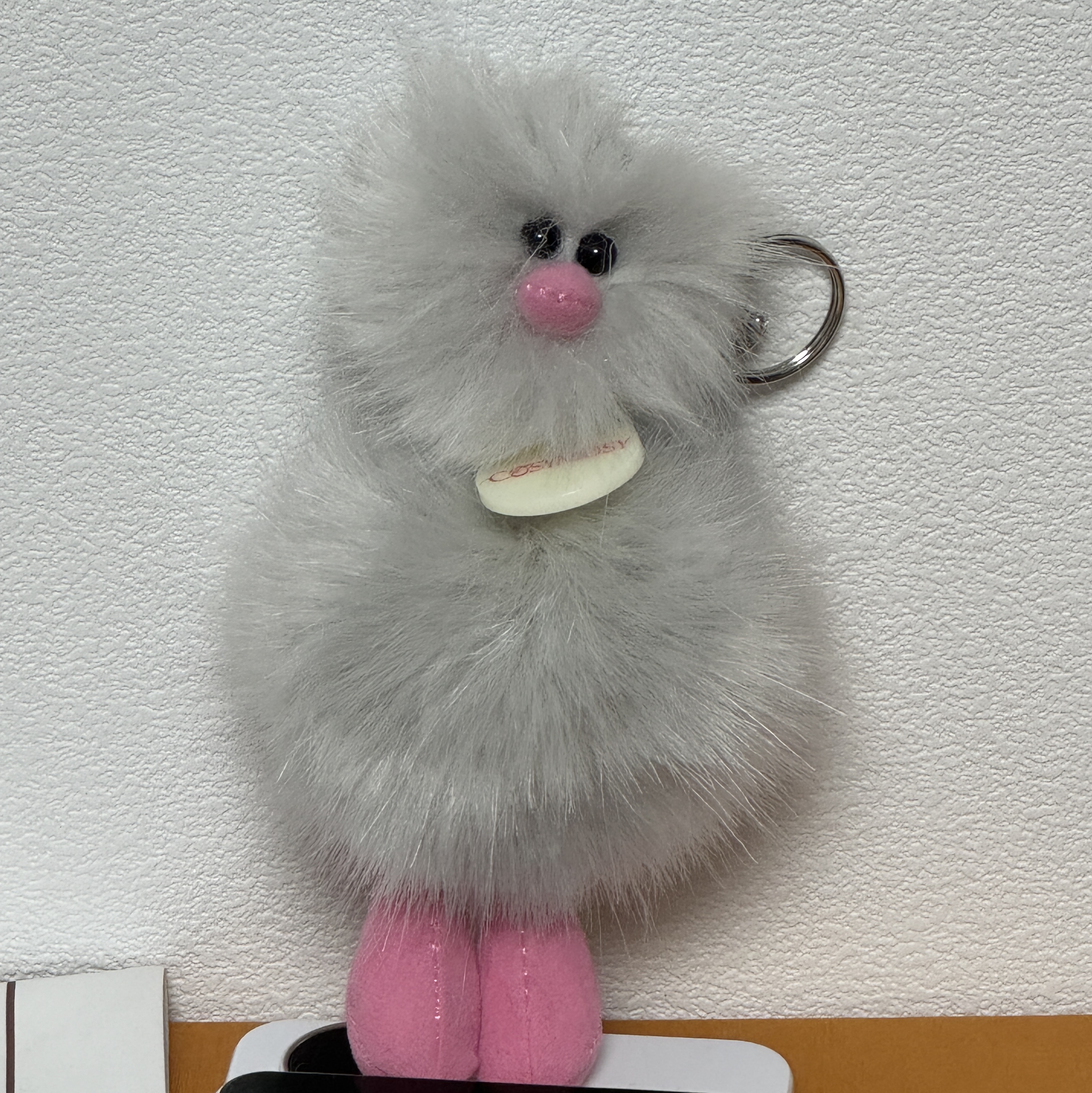 Monamhee Creami Keyring Cream - KREAM Exclusive, Cosymosy Mini Bird Bird Keyring Light Gray 착용 스타일 - 2