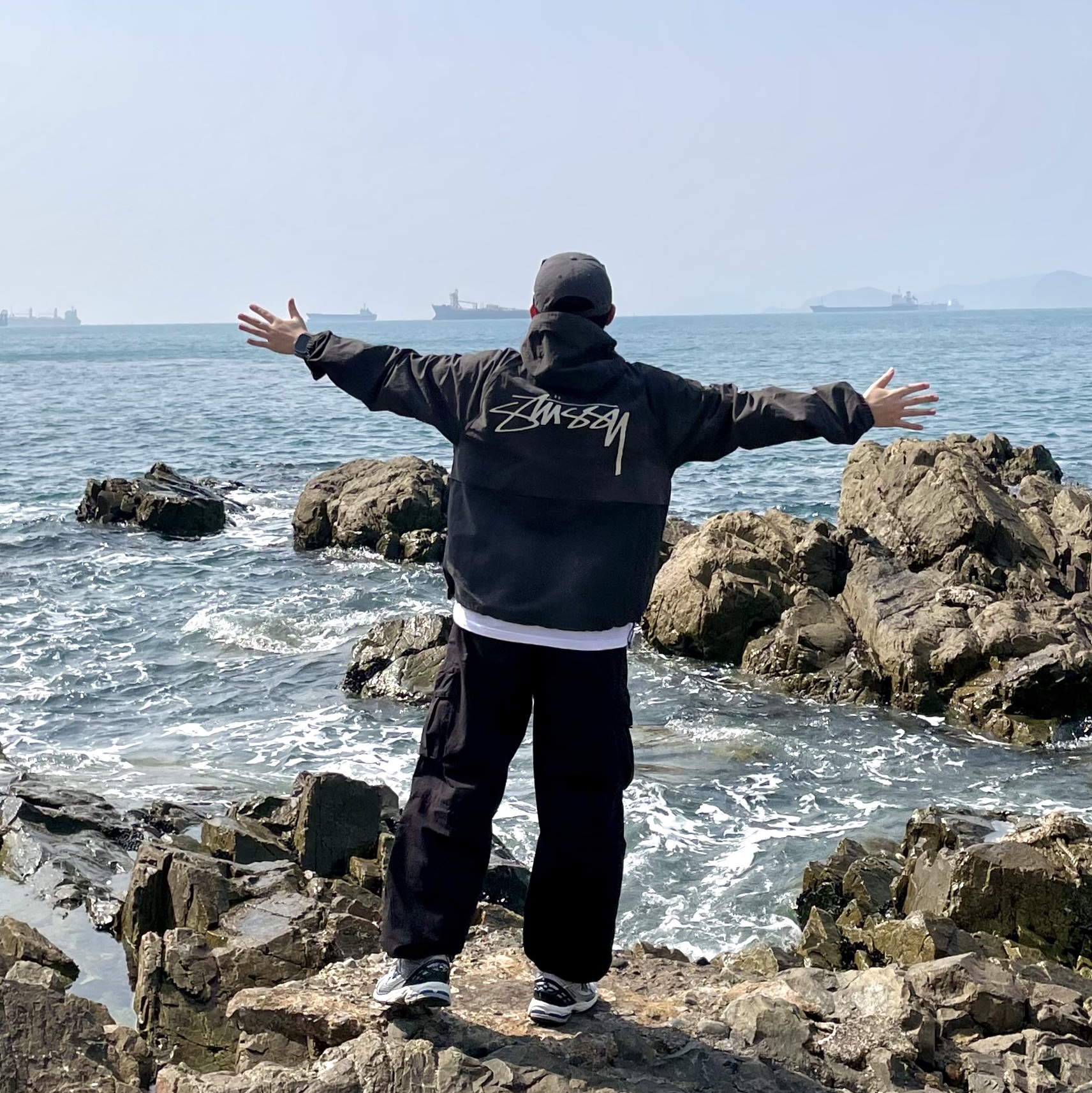 Stussy Wave Dye Beach Shell Jacket Black, New Balance 1906R Silver Metallic 착용 스타일