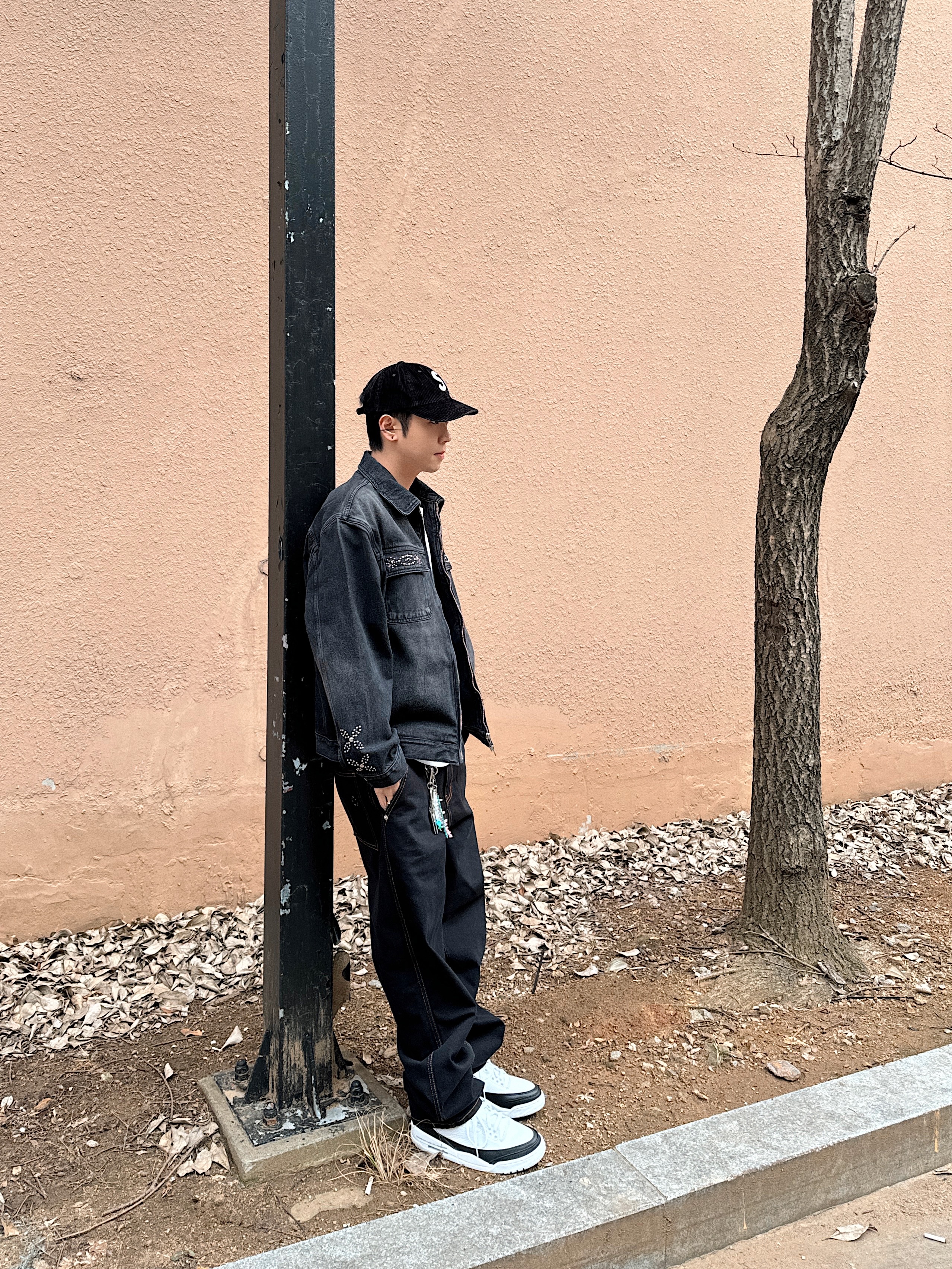 Supreme Corduroy S Logo 6-Panel Black - 23FW, Jordan 3 x Fragment Retro SP White Black 착용 스타일 - 2