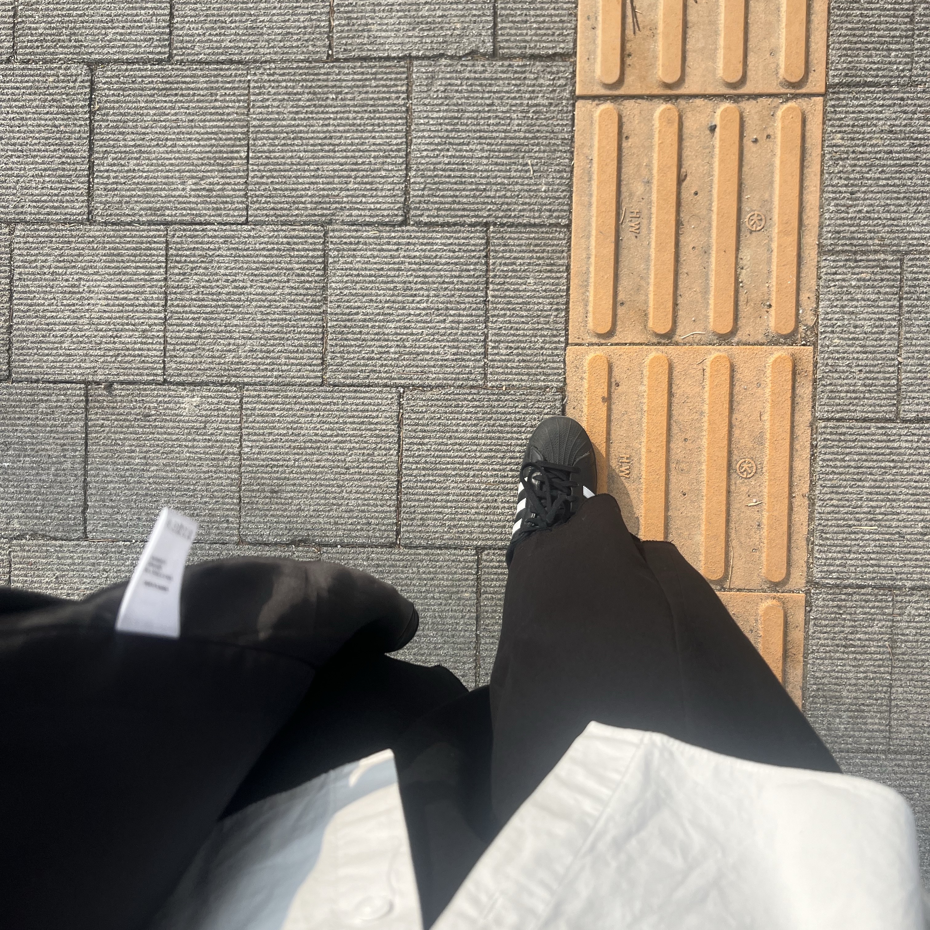 Adidas Superstar Core Black White 착용 스타일