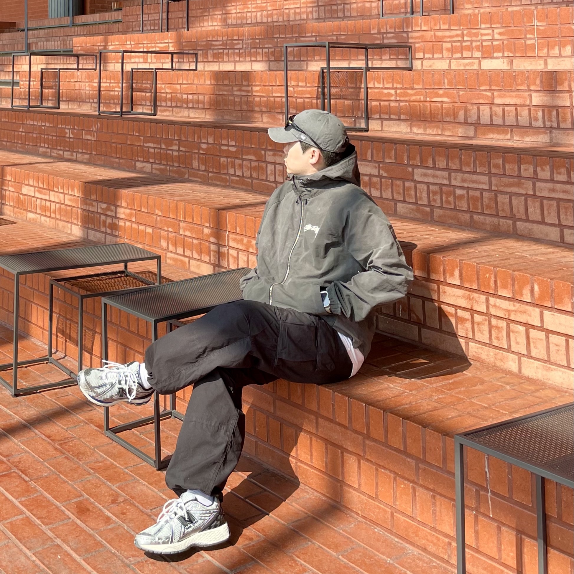 Stussy Wave Dye Beach Shell Jacket Black, New Balance 1906R Silver Metallic 착용 스타일 - 3