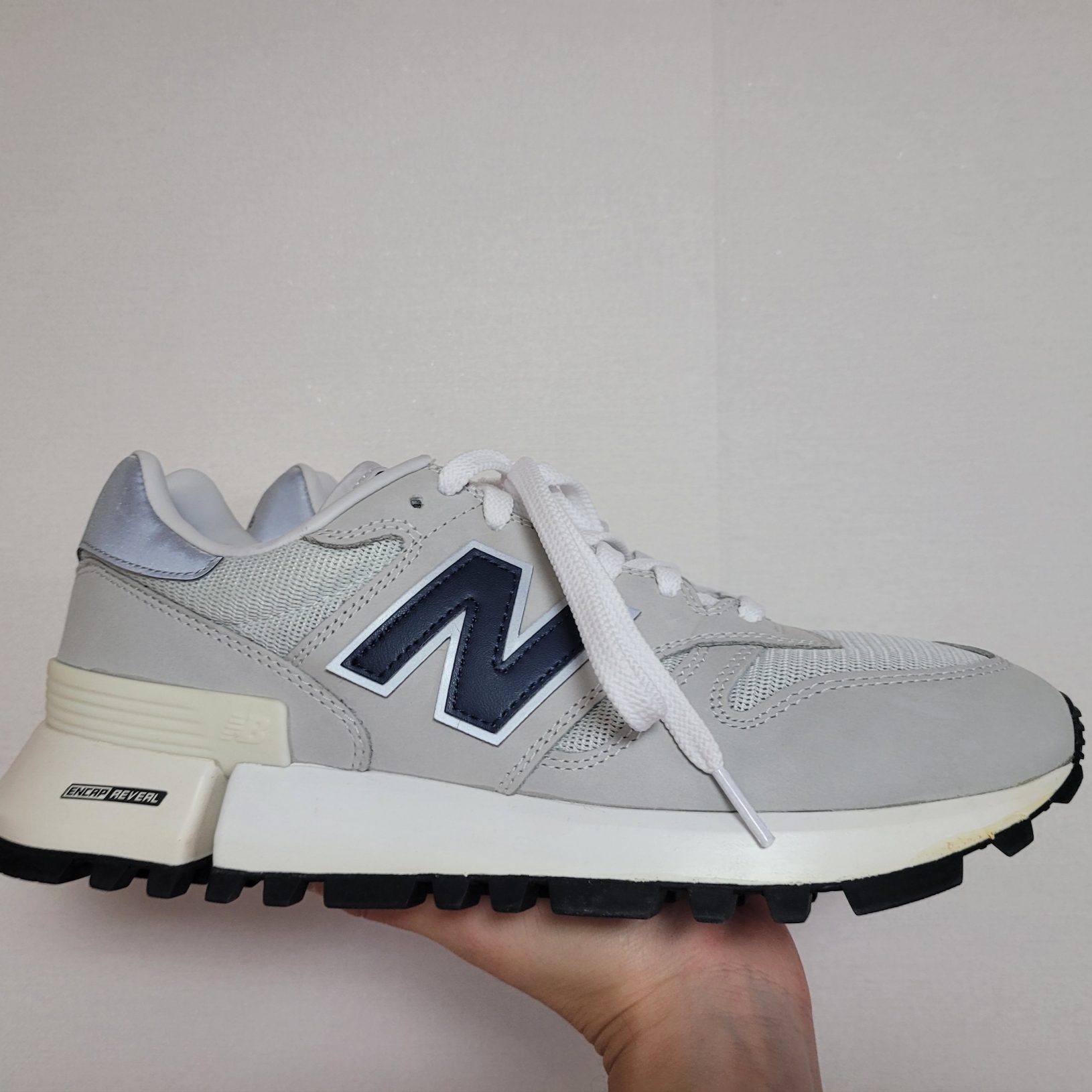 New Balance x Tokyo Design Studio R_C 1300 Summer Fog 착용 스타일 - 1