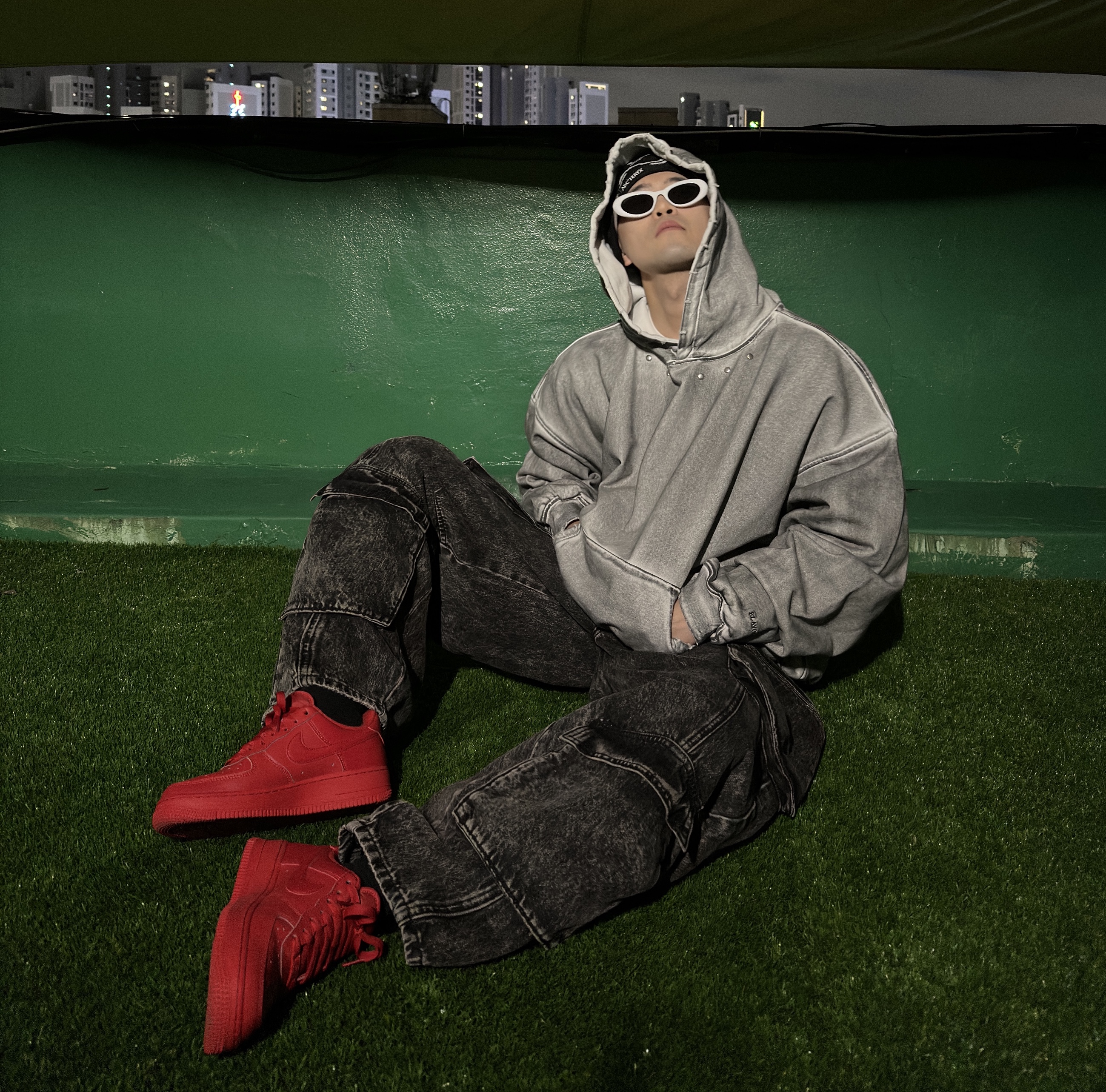Arc'teryx Bird Head Toque Orca, Nike Air Force 1 '07 LV8 Low 1 Triple Red 착용 스타일 - 3