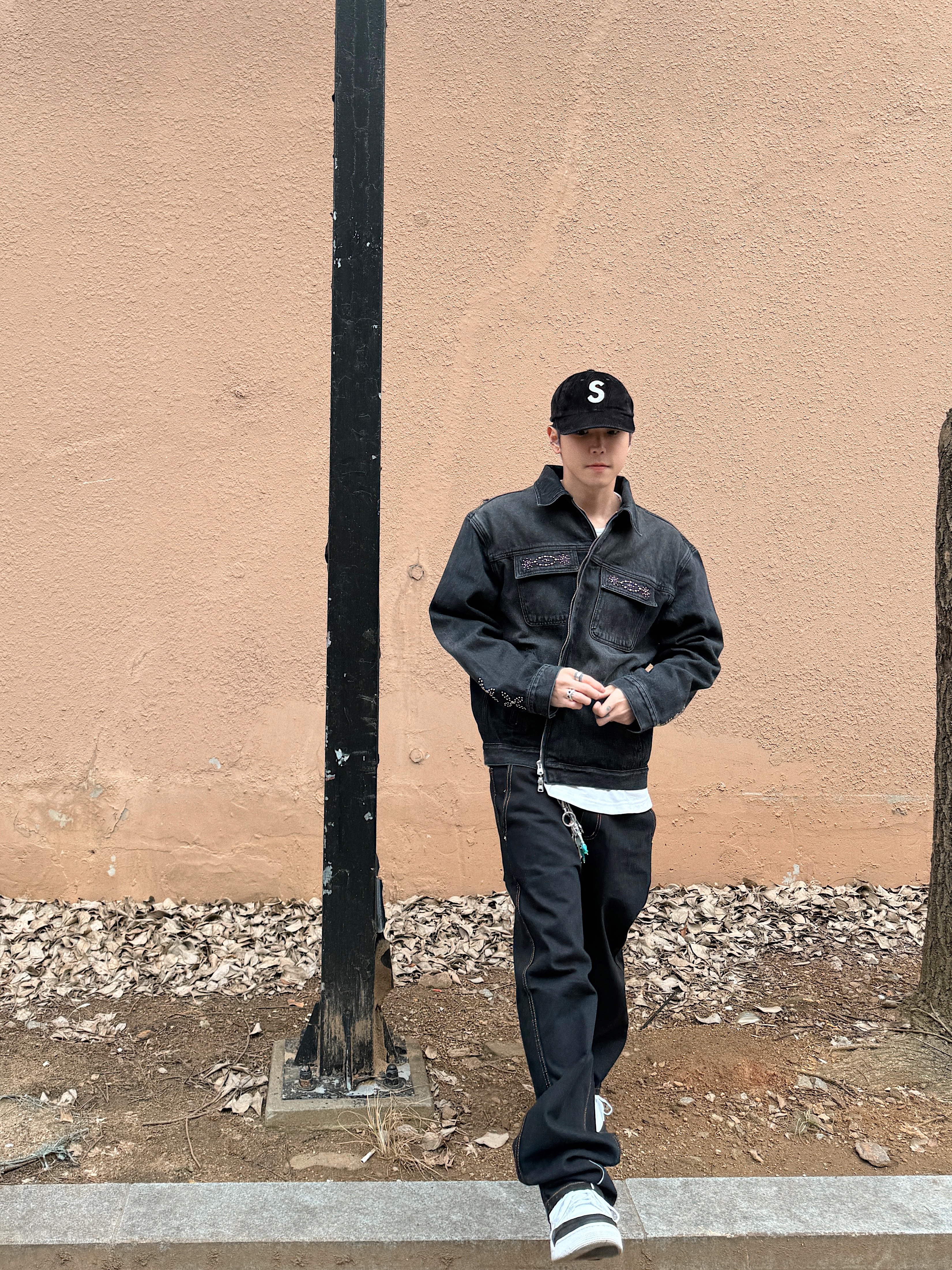 Supreme Corduroy S Logo 6-Panel Black - 23FW, Jordan 3 x Fragment Retro SP White Black 착용 스타일 - 9