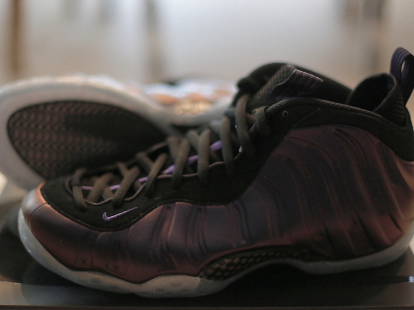 Nike Air Foamposite One Black Varsity Purple 착용 스타일 - 4