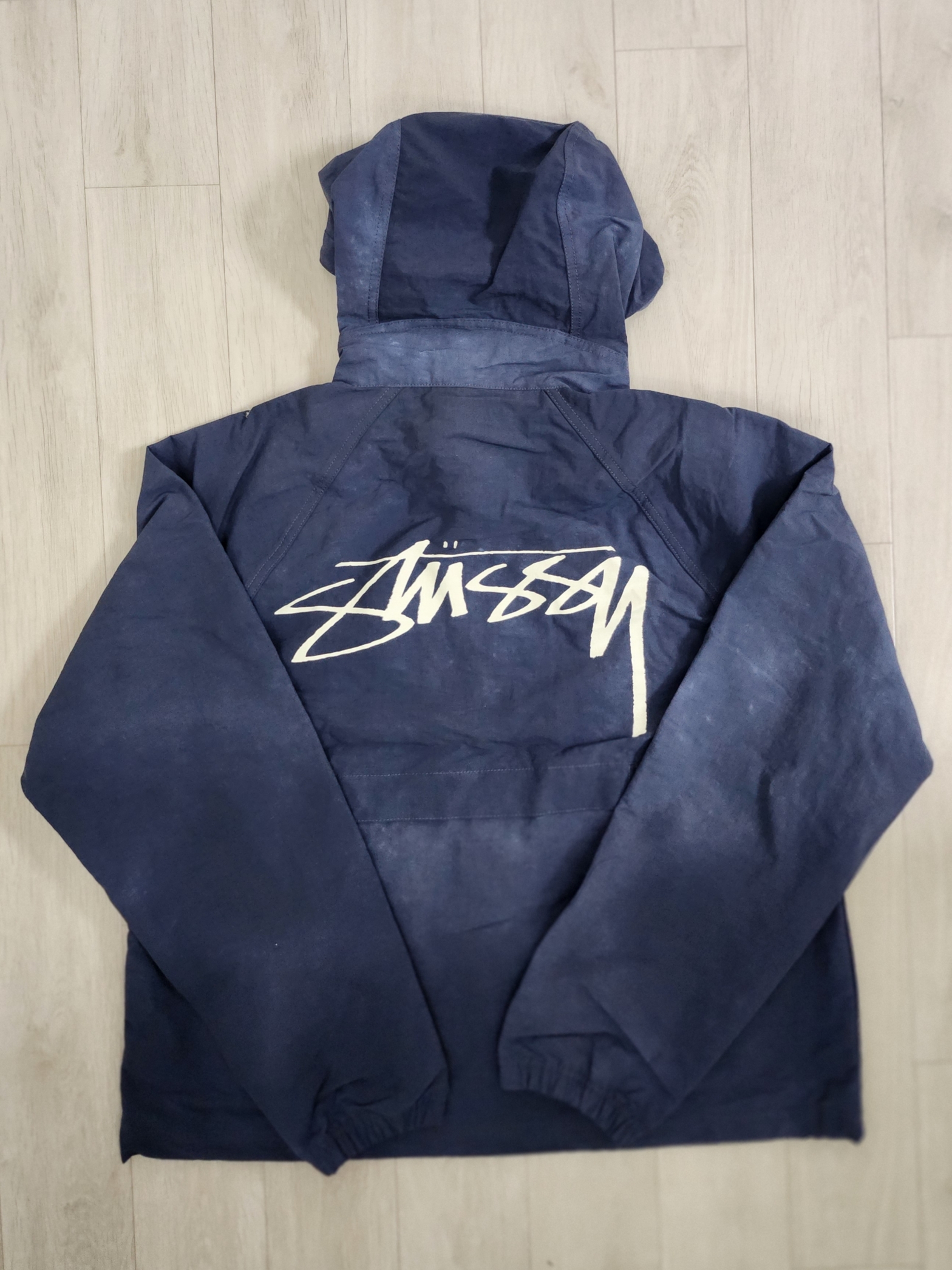Stussy Wave Dye Beach Shell Jacket Navy 착용 스타일 - 2