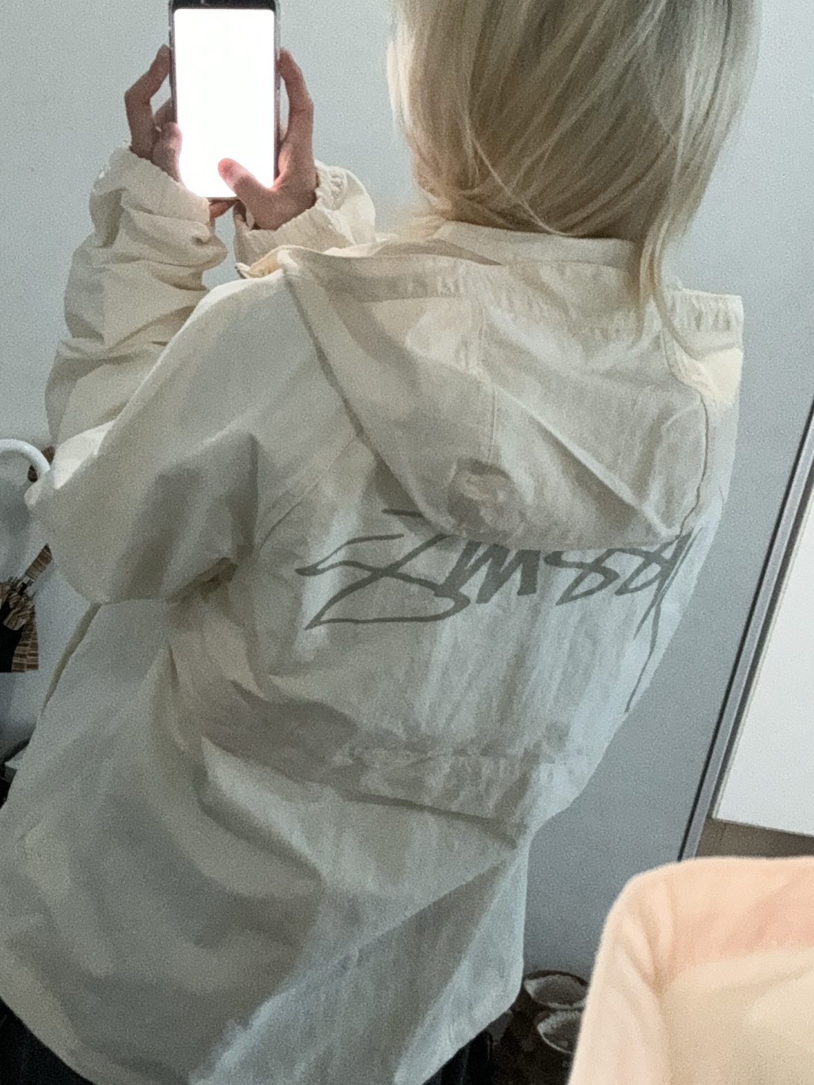 Stussy Wave Dye Beach Shell Jacket Bone 착용 스타일 - 2