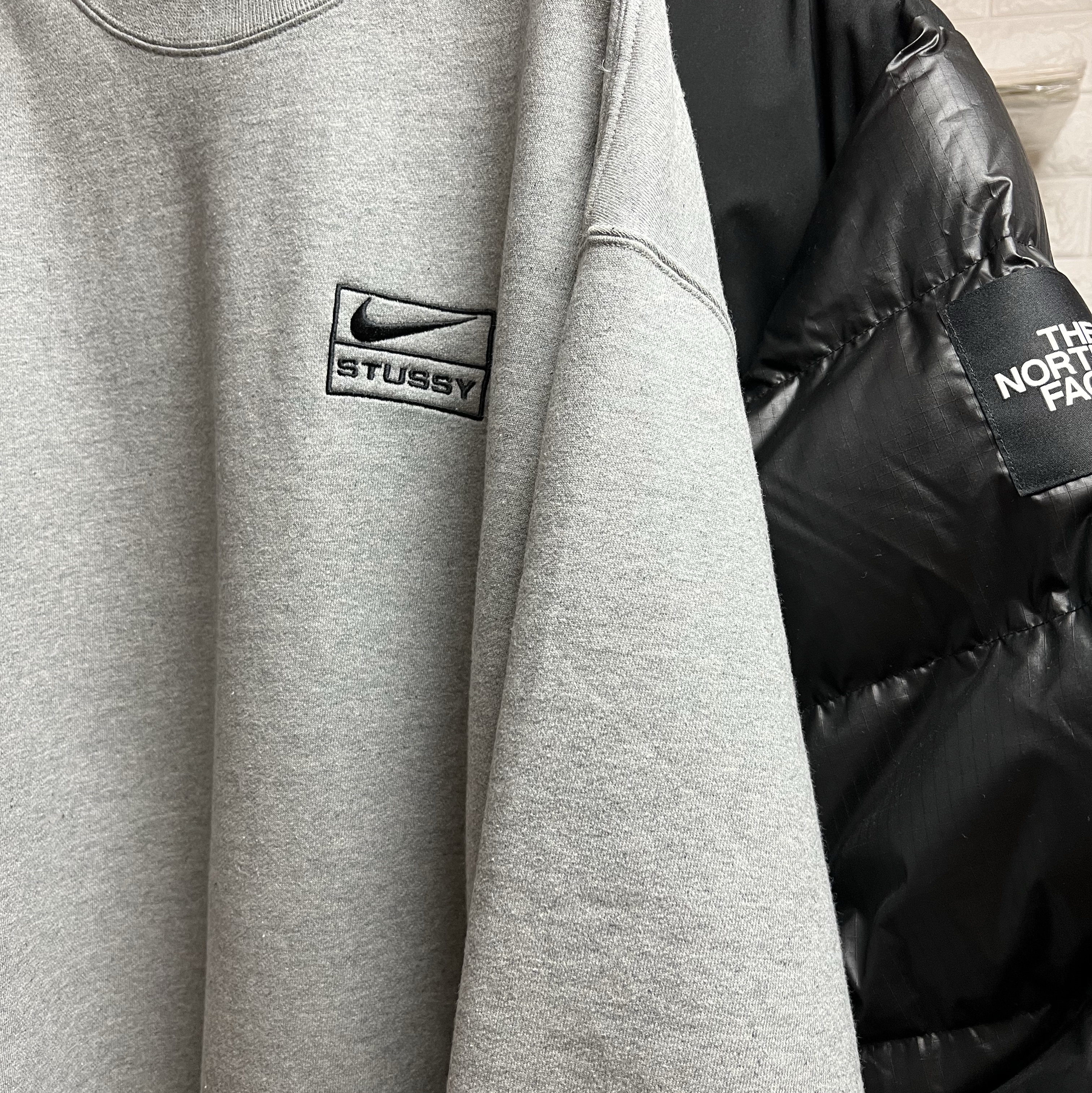 Nike x Stussy NRG Fleece Crewneck Dark Grey Heather (DO9337-063) 착용 스타일 - 2