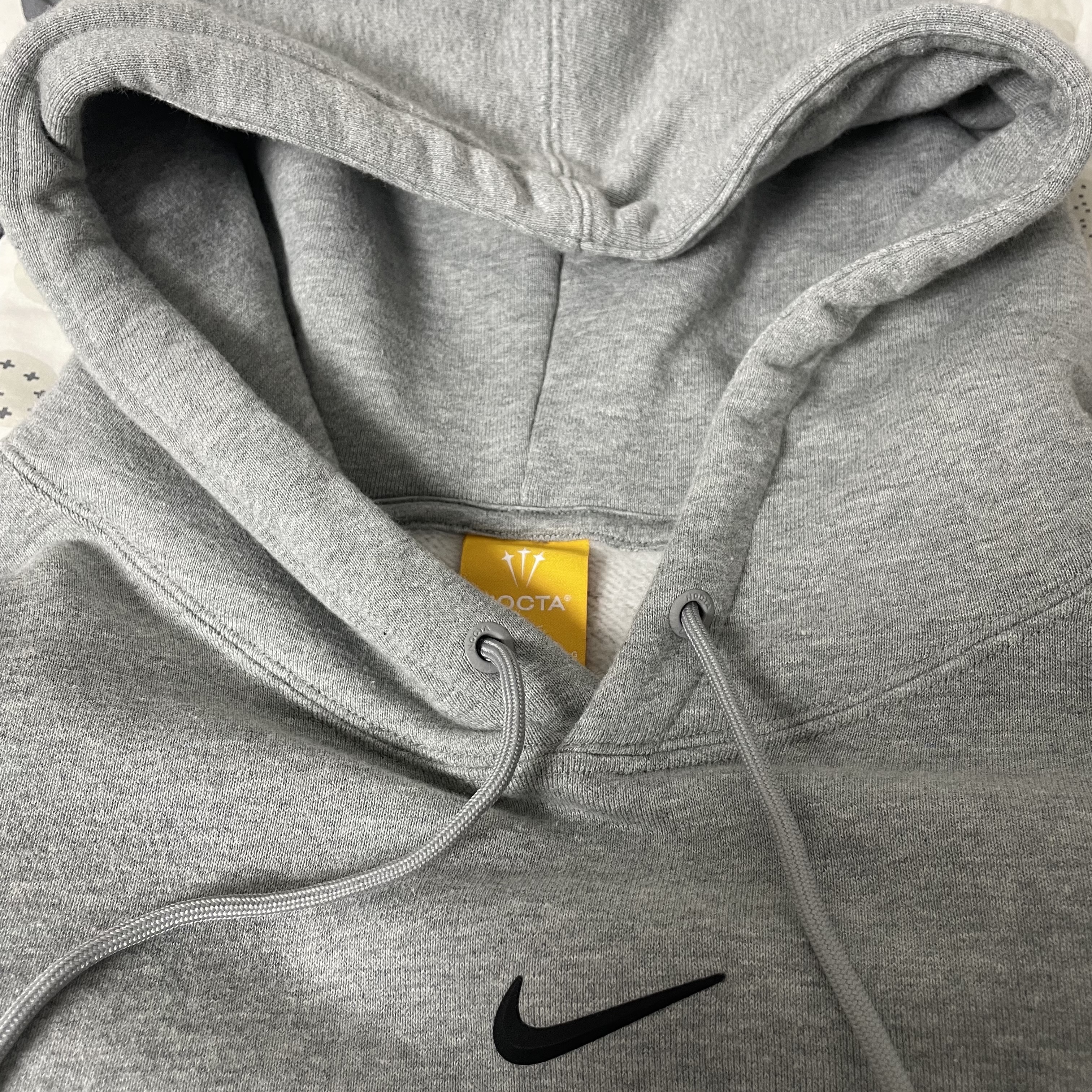 Nike x Drake Nocta Fleece Hoodie Dark Grey Heather (FN7659-063) 착용 스타일
