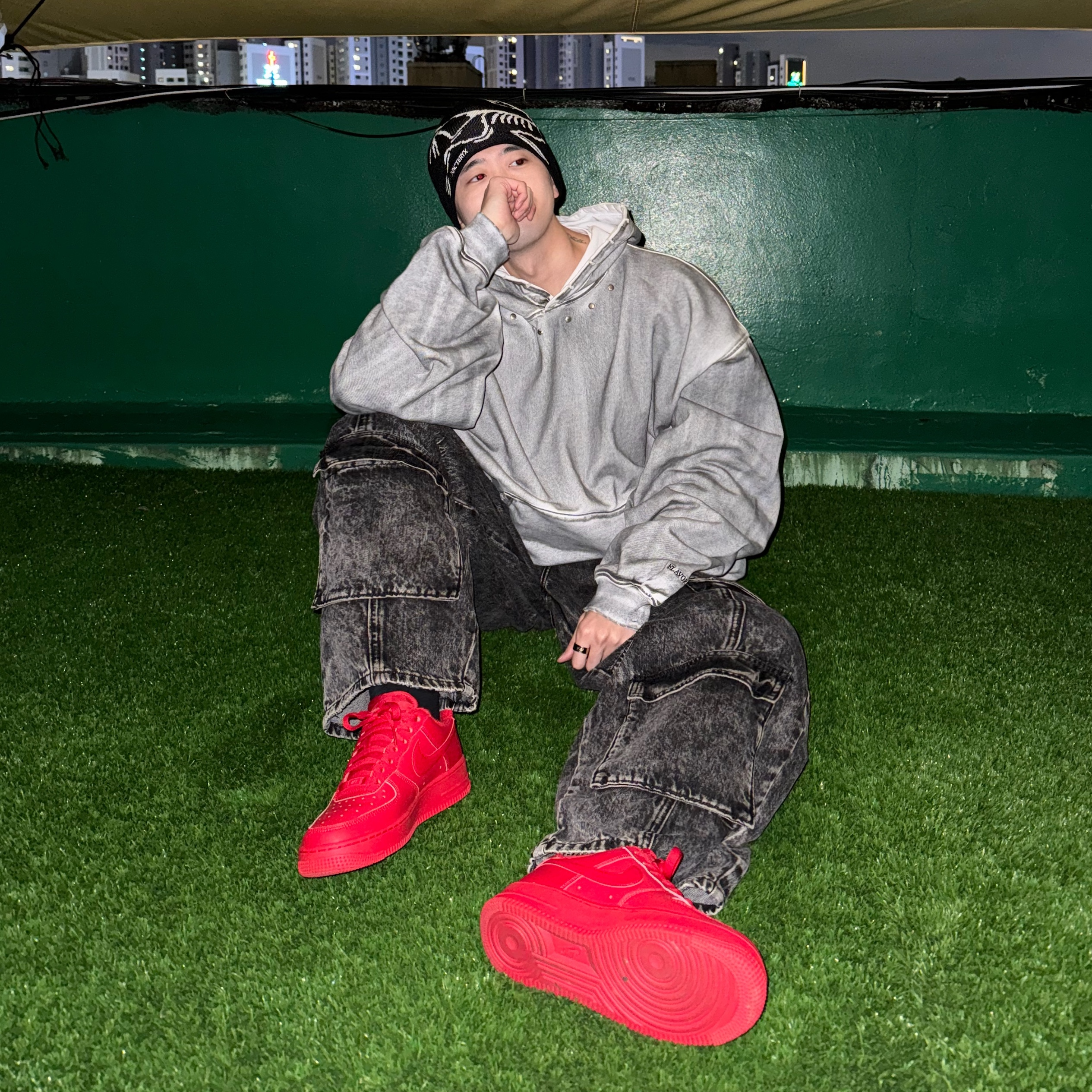 Arc'teryx Bird Head Toque Orca, Nike Air Force 1 '07 LV8 Low 1 Triple Red 착용 스타일 - 2
