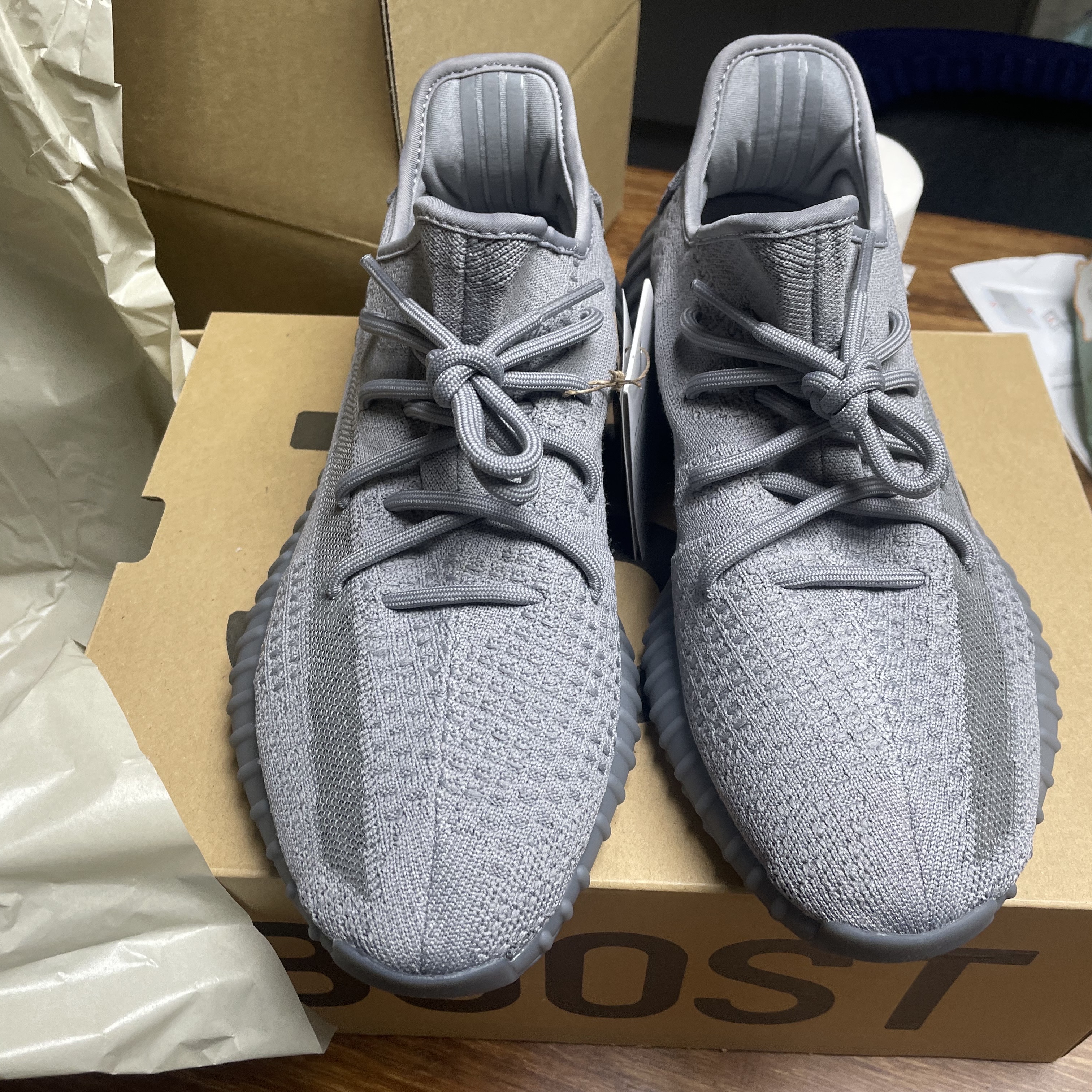 Adidas Yeezy Boost 350 V2 Steel Grey 착용 스타일 - 2