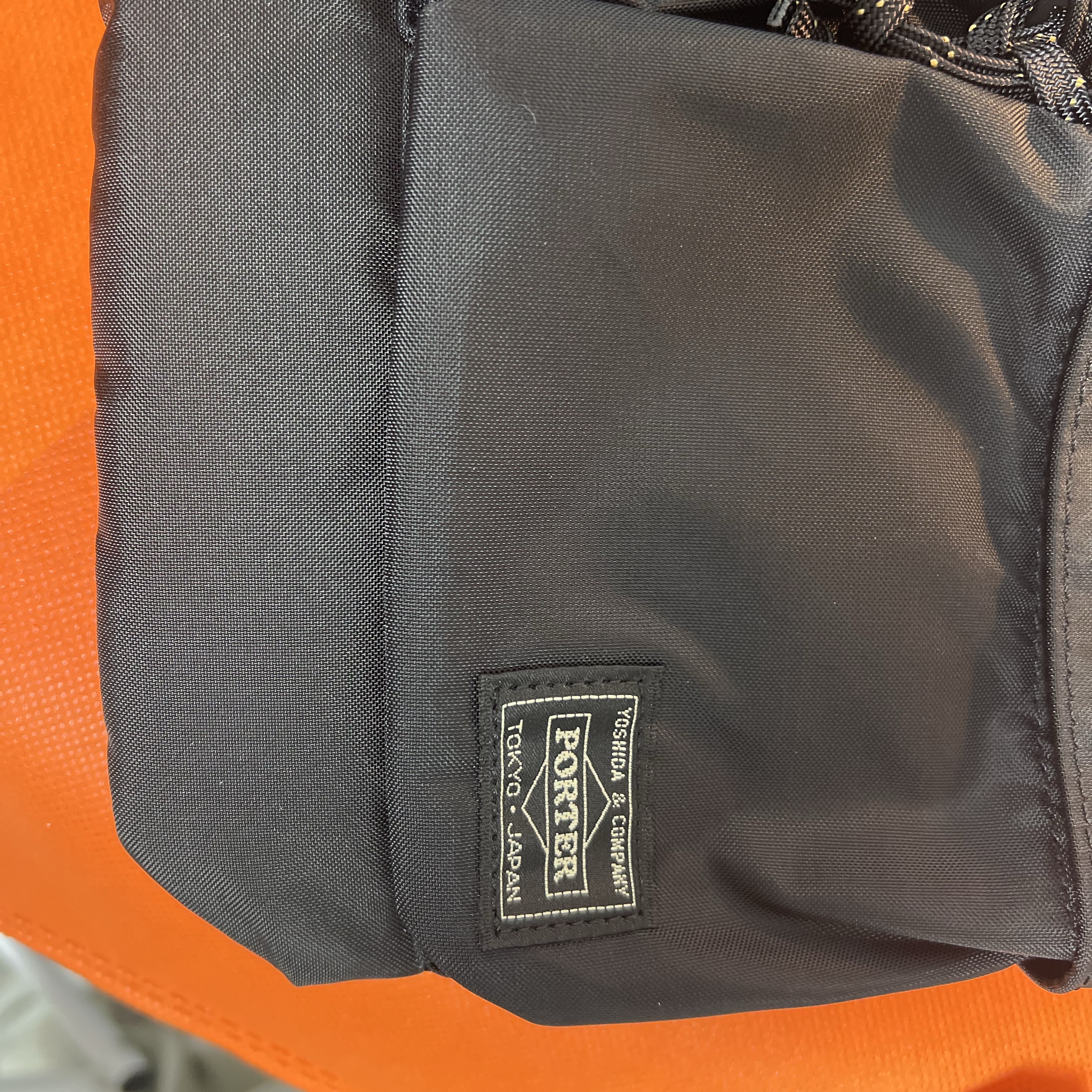 Porter Porterforce Shoulder Bag Black 착용 스타일 - 2