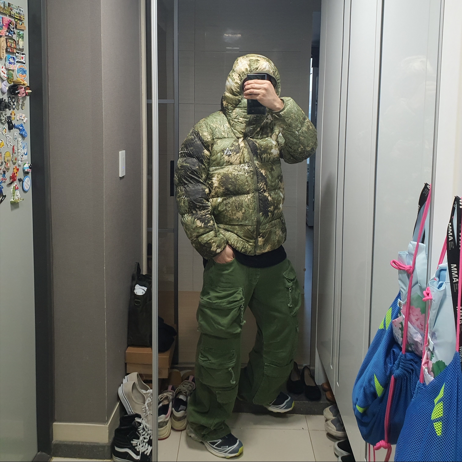 Nike ACG Therma-Fit ADV Lunar Lake Puffer Loose Hooded Jacket Oil Green Medium Olive - US/EU, Nike ACG Therma-Fit ADV Lunar Lake Puffer Loose Hooded Jacket Oil Green Medium Olive - Asia 착용 스타일