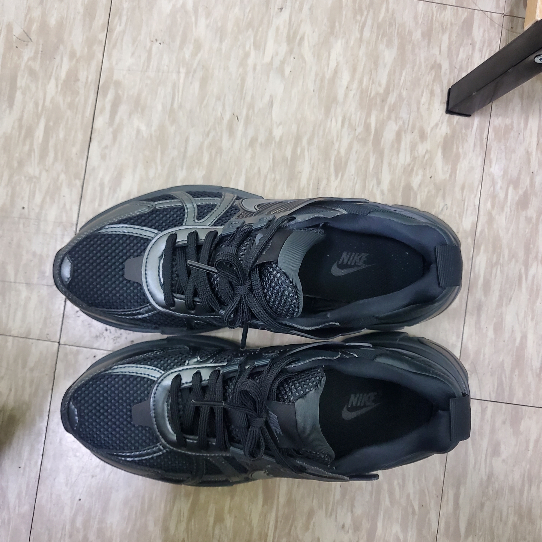 Nike V2K Run Black Anthracite 착용 스타일 - 2