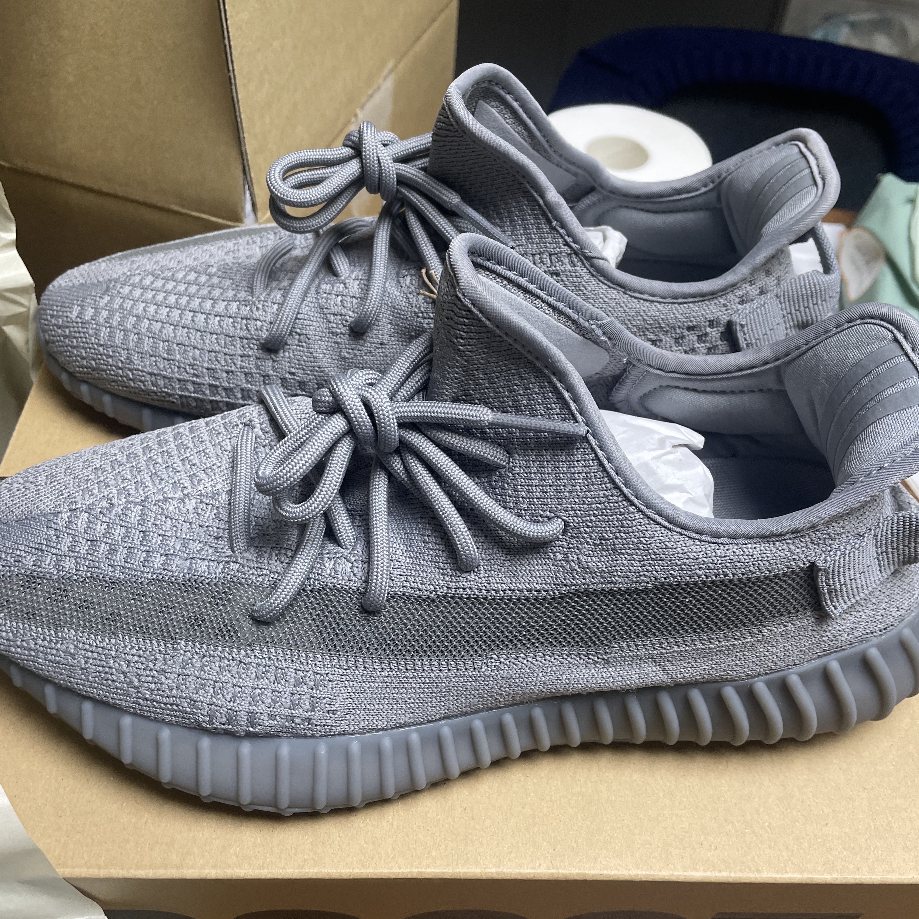 Adidas Yeezy Boost 350 V2 Steel Grey 착용 스타일 - 3