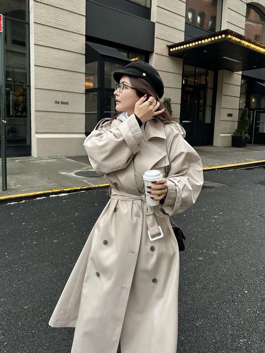 (W) Burberry The Long Kensington Heritage Trench Coat Honey, (W) Burberry Long Gabardine Trench Coat Flax 착용 스타일 - 5