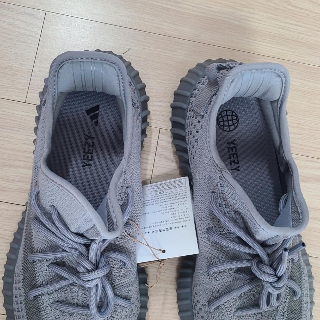 Adidas Yeezy Boost 350 V2 Steel Grey 착용 스타일 - 4