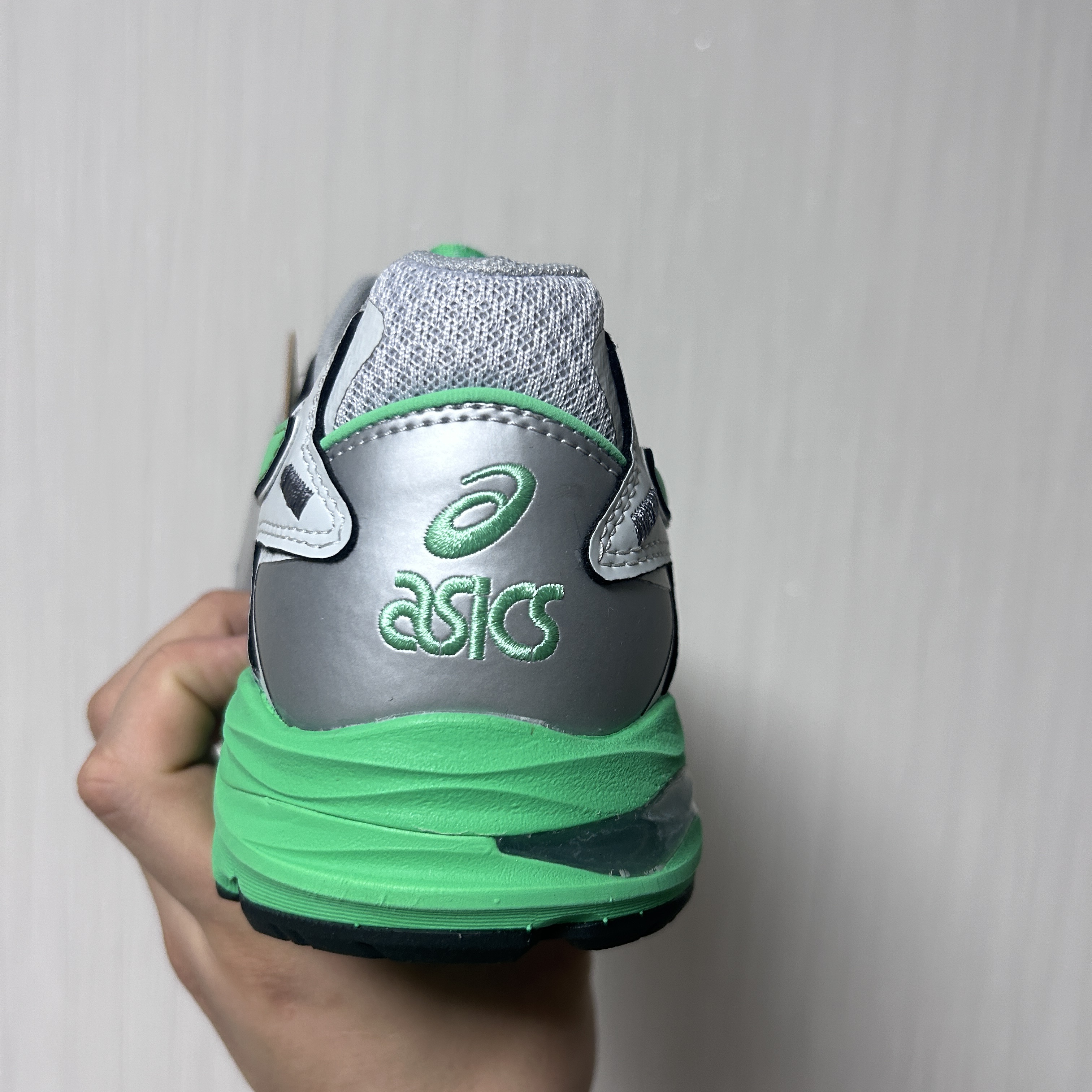 Asics HS2-S Gel-MC Plus Sea Glass Graphite Grey 착용 스타일 - 2