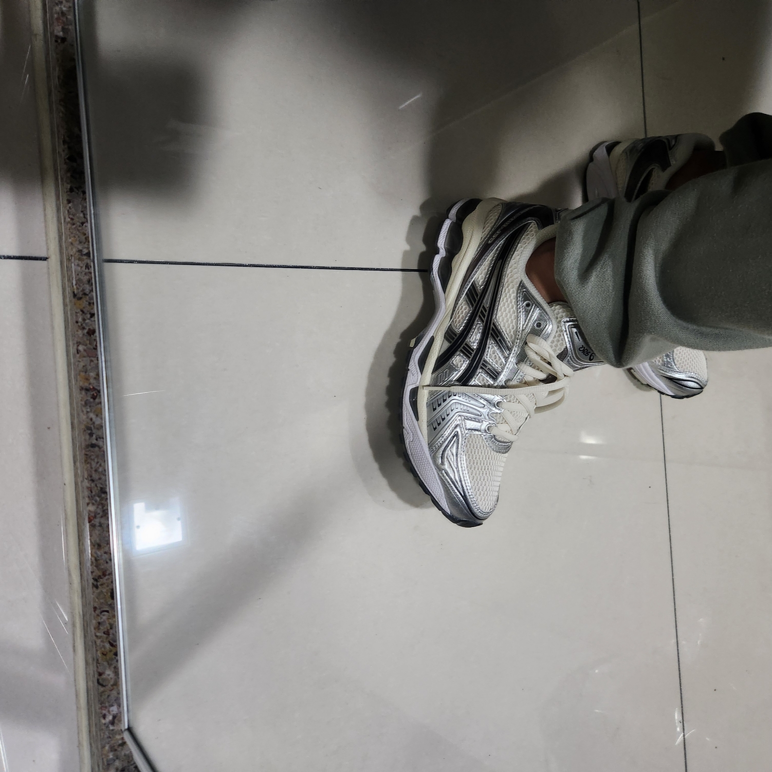 Asics Gel-Kayano 14 Cream Black 착용 스타일 - 1