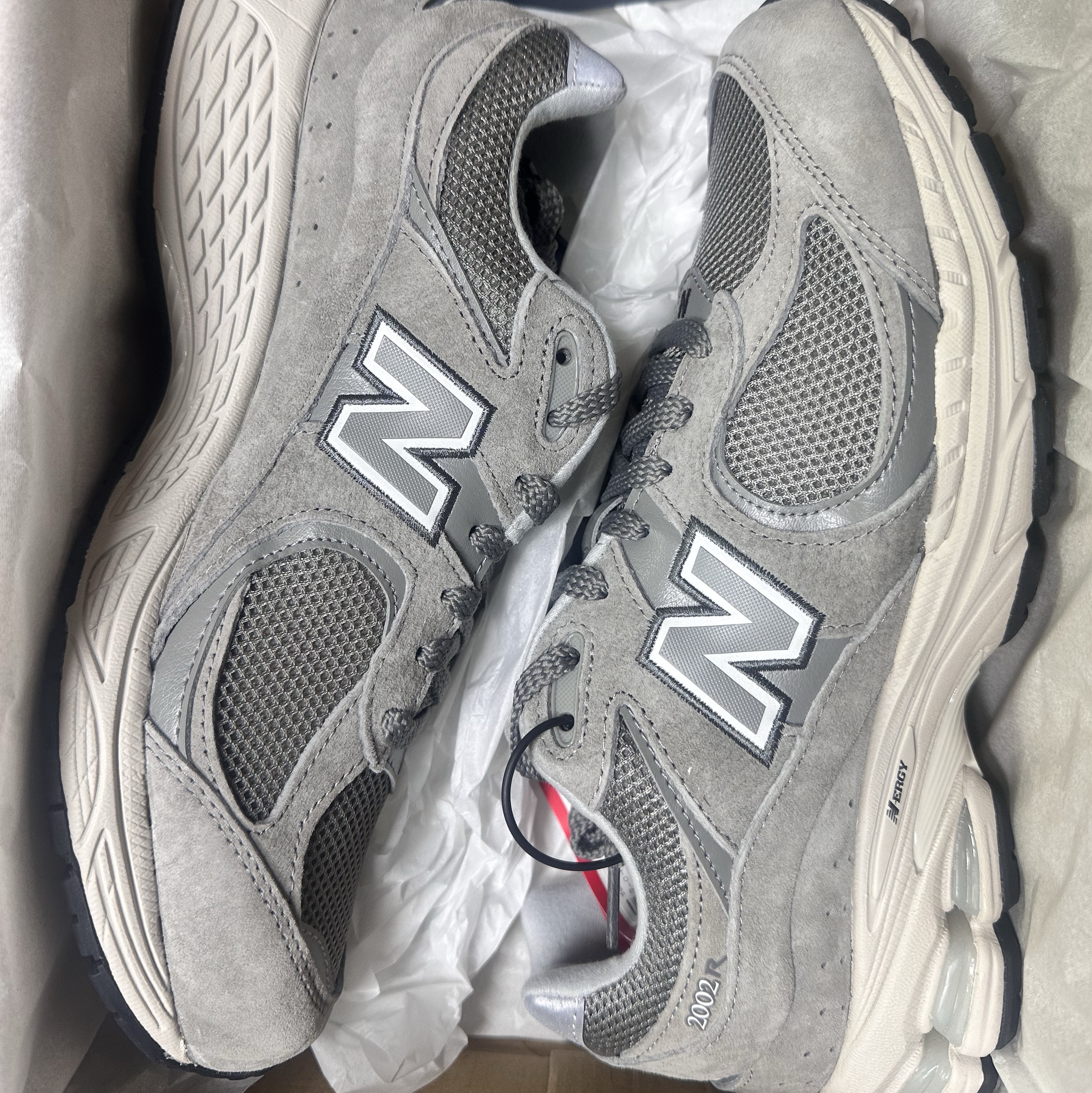 New Balance 2002R Grey 착용 스타일