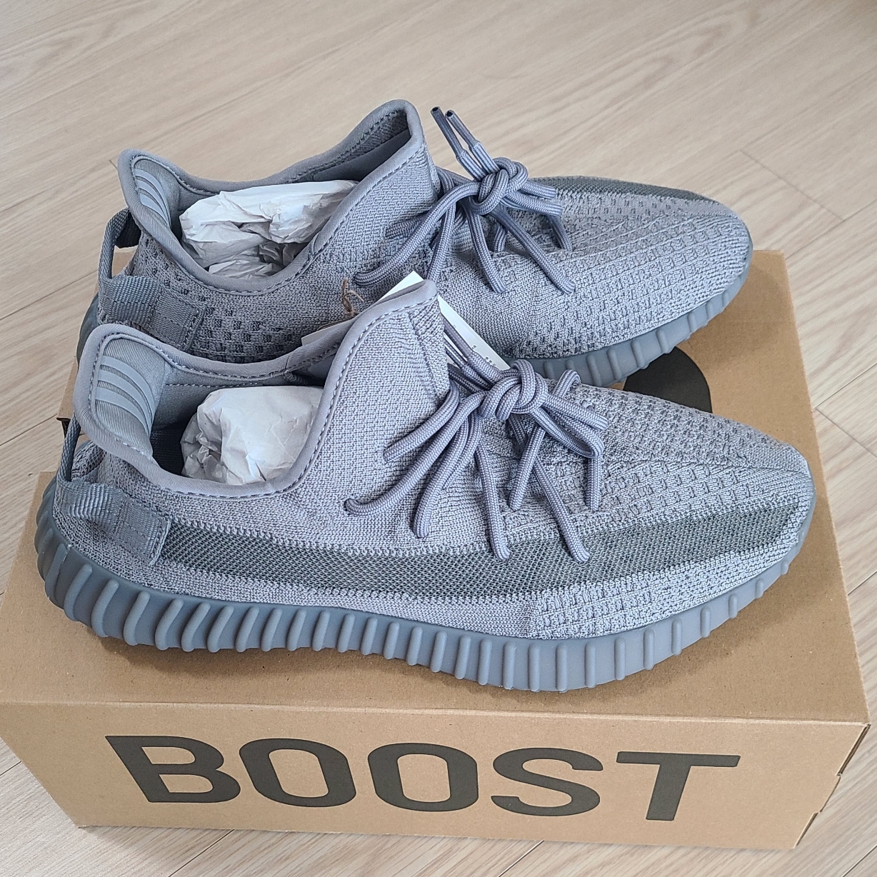 Adidas Yeezy Boost 350 V2 Steel Grey 착용 스타일 - 7