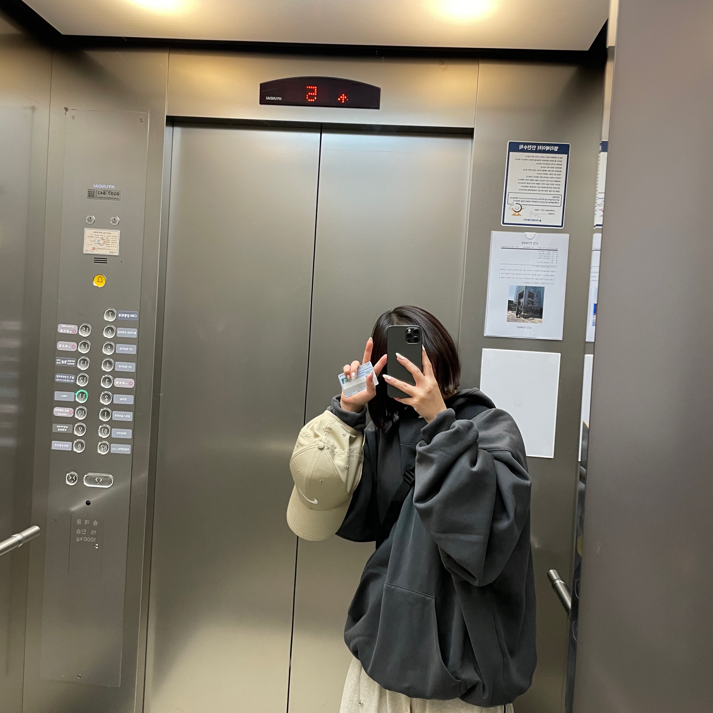 Yeezy Gap Engineered By Balenciaga Dove Hoodie Black 착용 스타일
