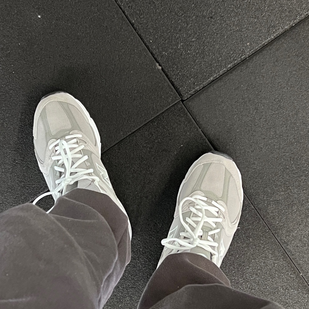 New Balance 530 Grey 착용 스타일