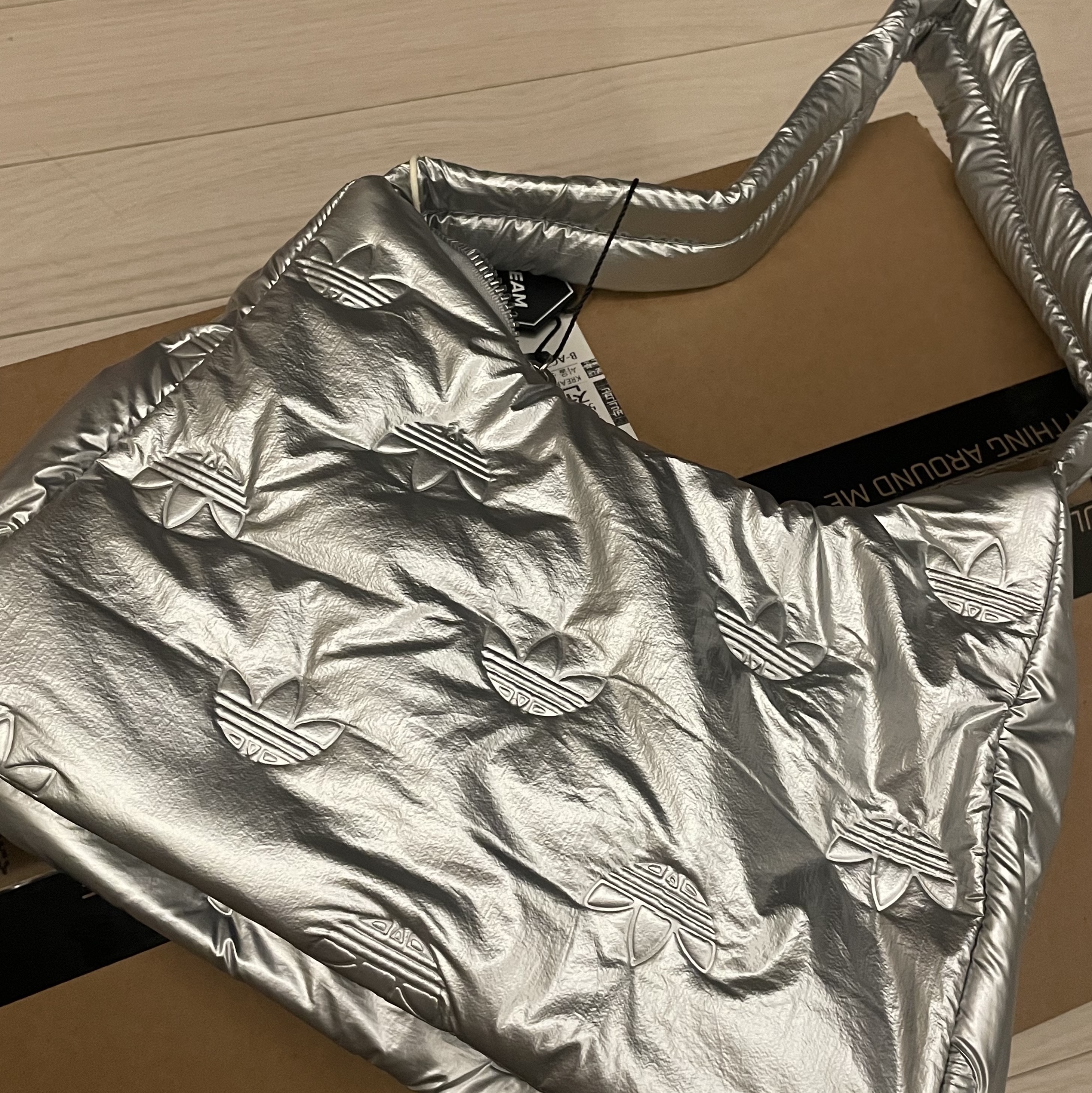 Adidas Puffy Satin Mini Shoulder Bag Silver Metallic 착용 스타일